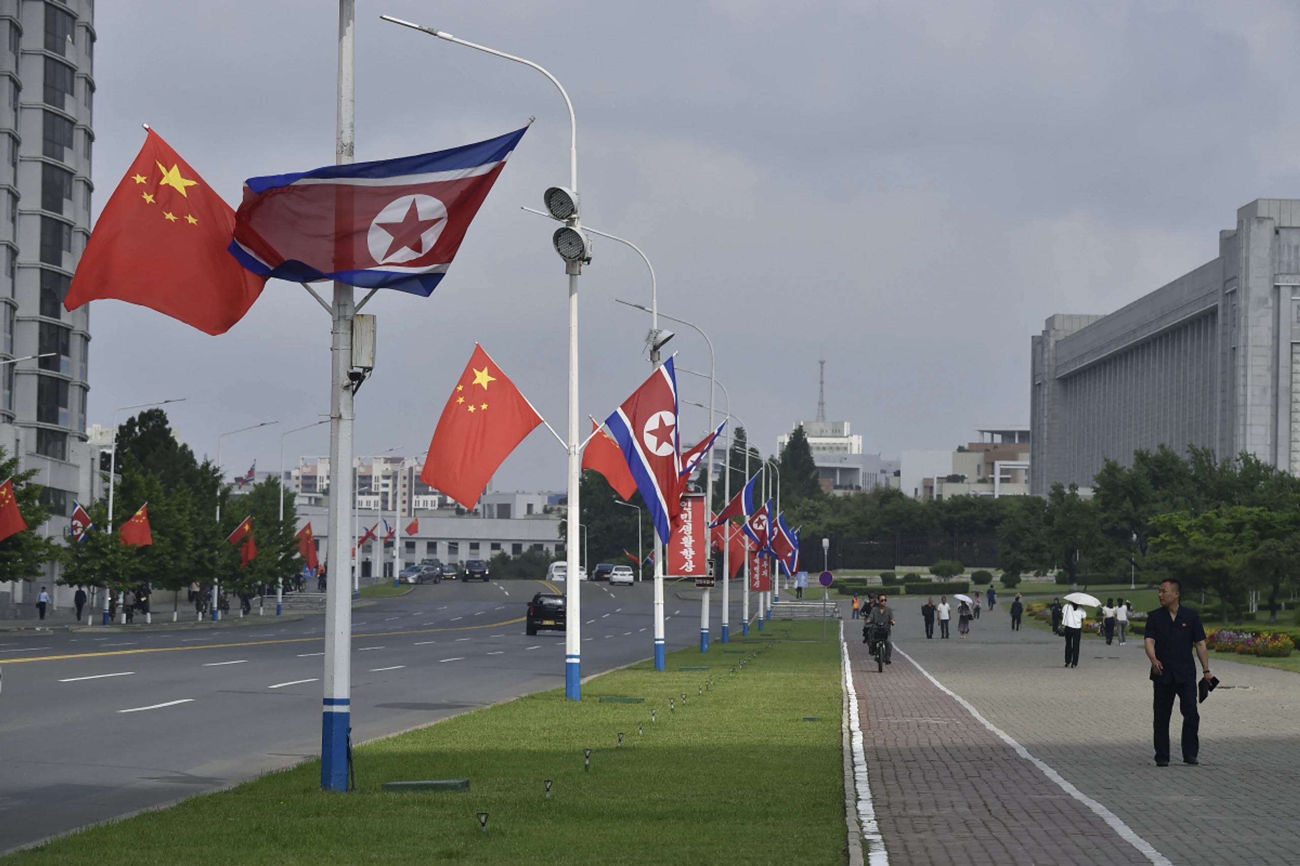 Flaggen von China und Nordkorea säumen die Straßen