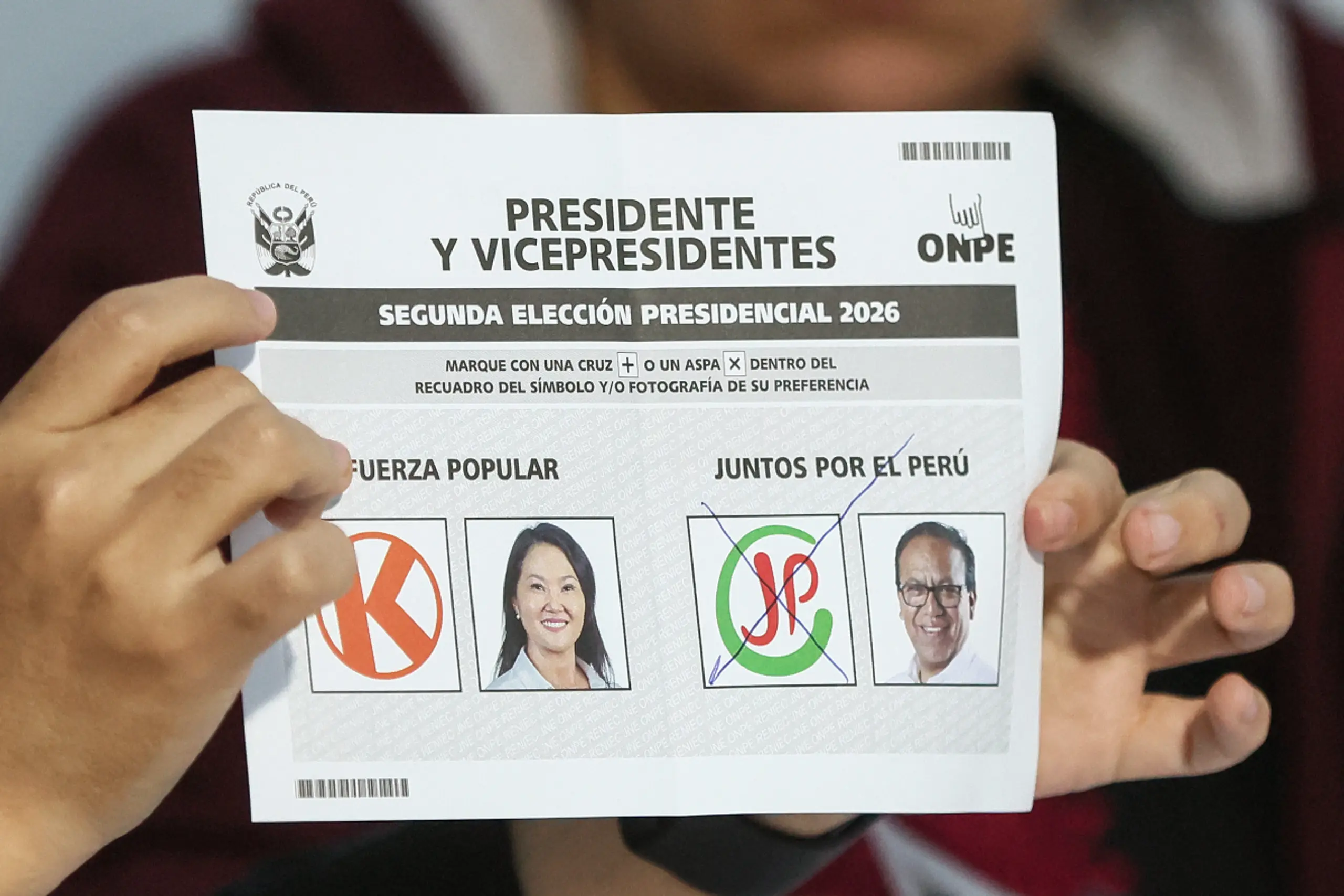 Kopf-an-Kopf-Rennen zwischen Fujimori (li) und Sánchez