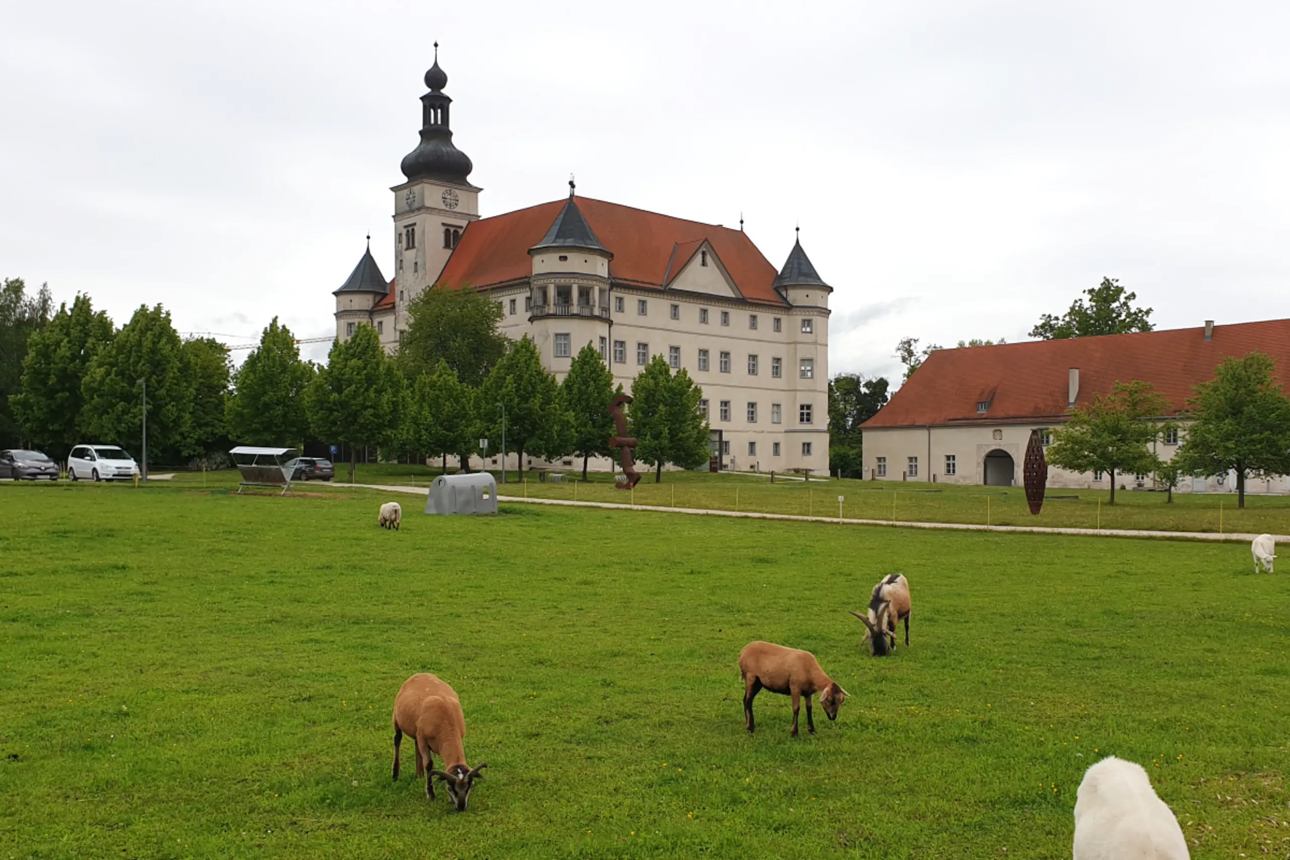 Schloss Hartheim und einige seiner Fans