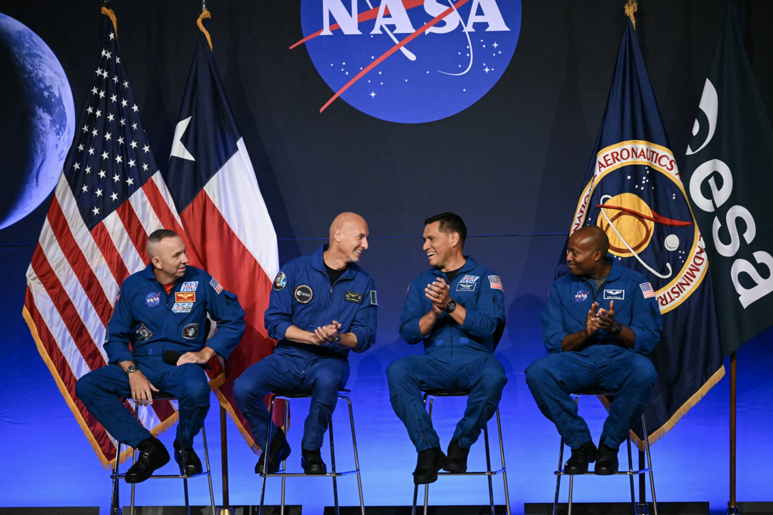 ESA-Pilot Parmitano (2.v.l) mit seinen drei NASA-Kollegen
