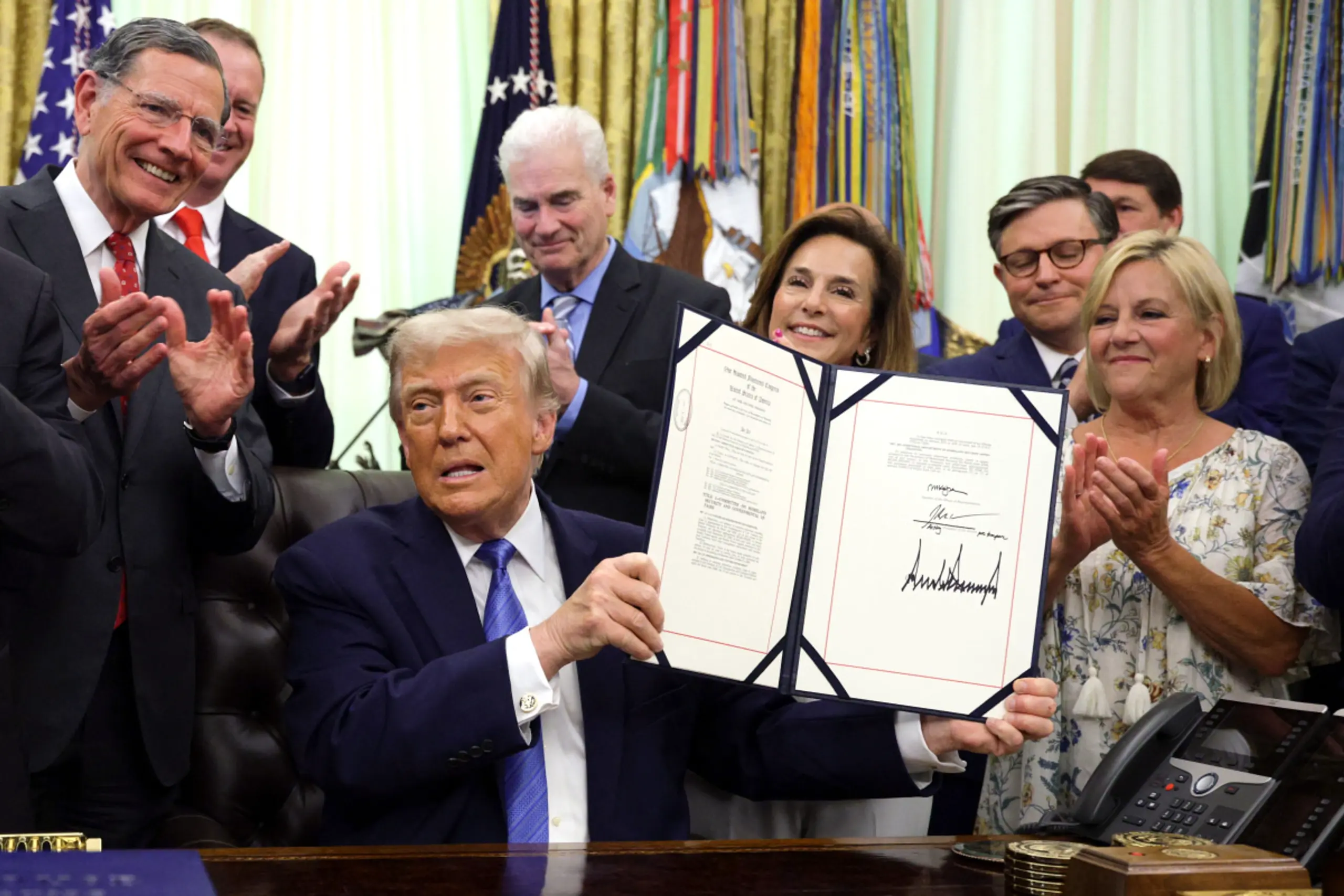 US-Präsident Donalkd Trump zeigt "Secure America"-Gesetz