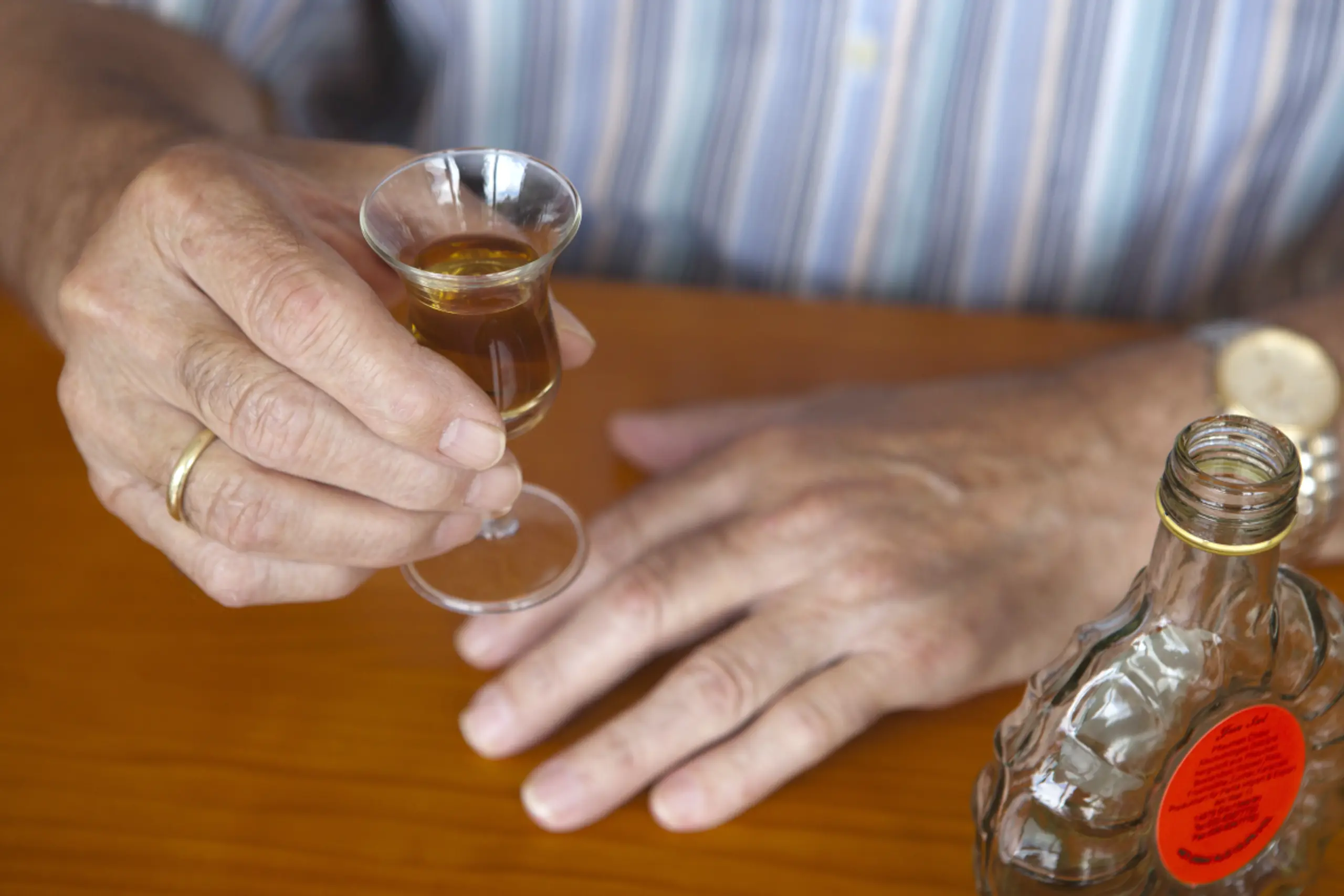 Alkohol beansprucht die Nervenzellen stark