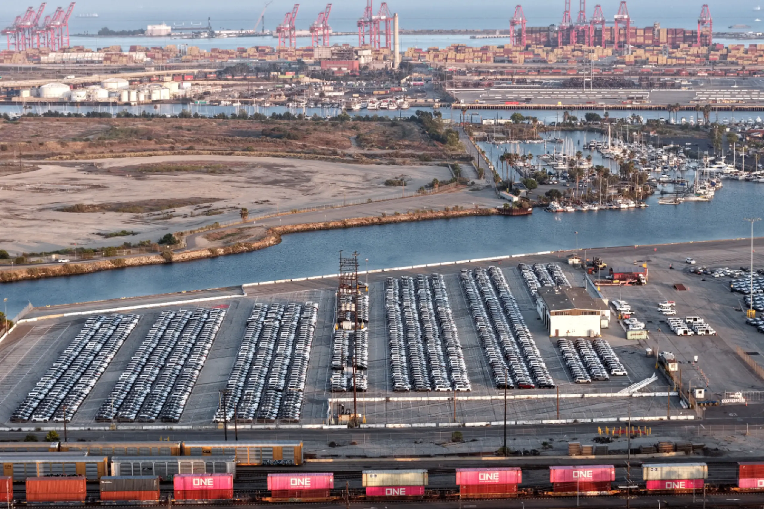 Importierte Autos im Hafen von Los Angeles