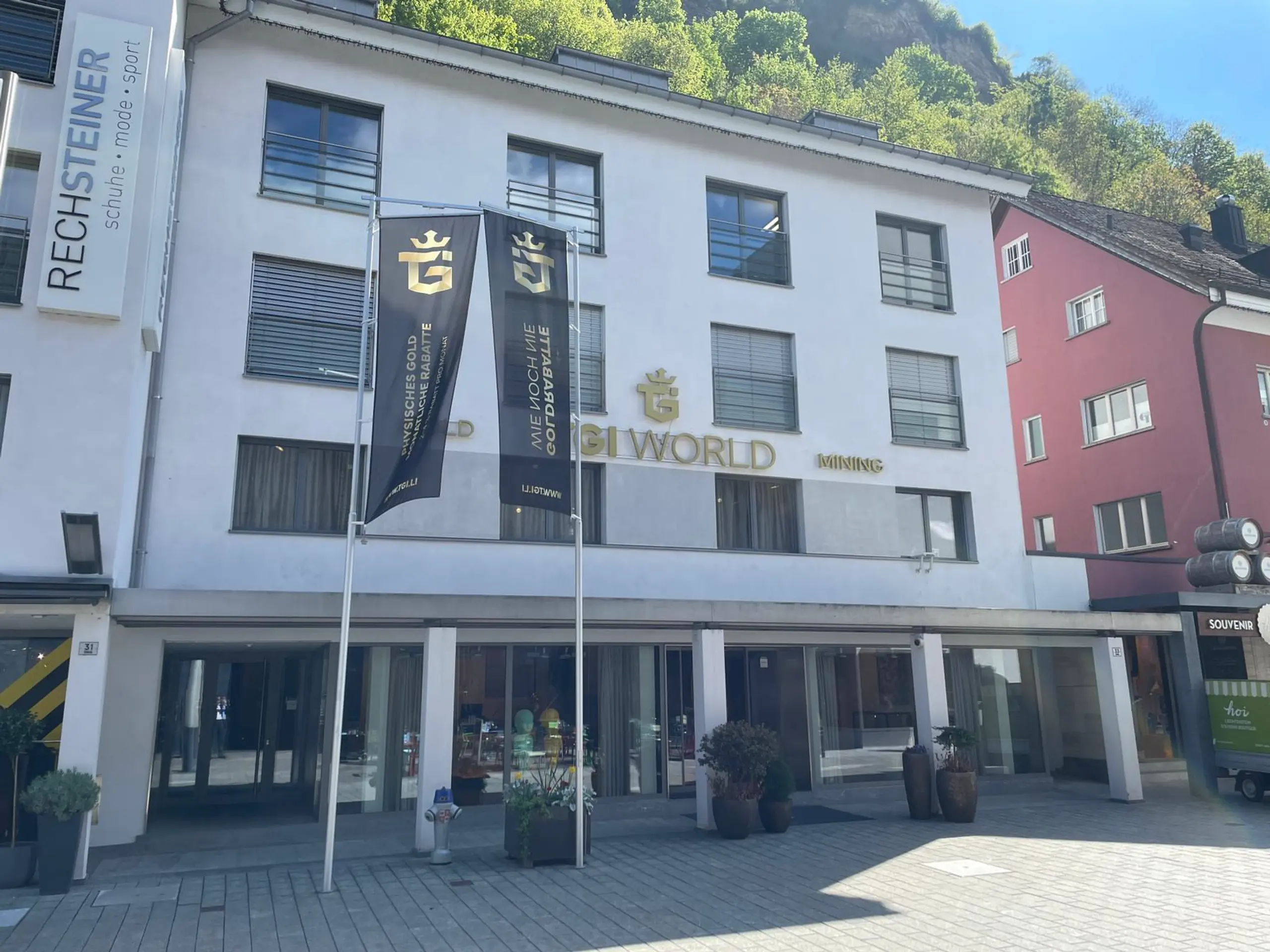 Zentrale der TGI AG in Vaduz. Auf der Fassade steht in goldenen Lettern "GOLD TGI WORLD MINING".