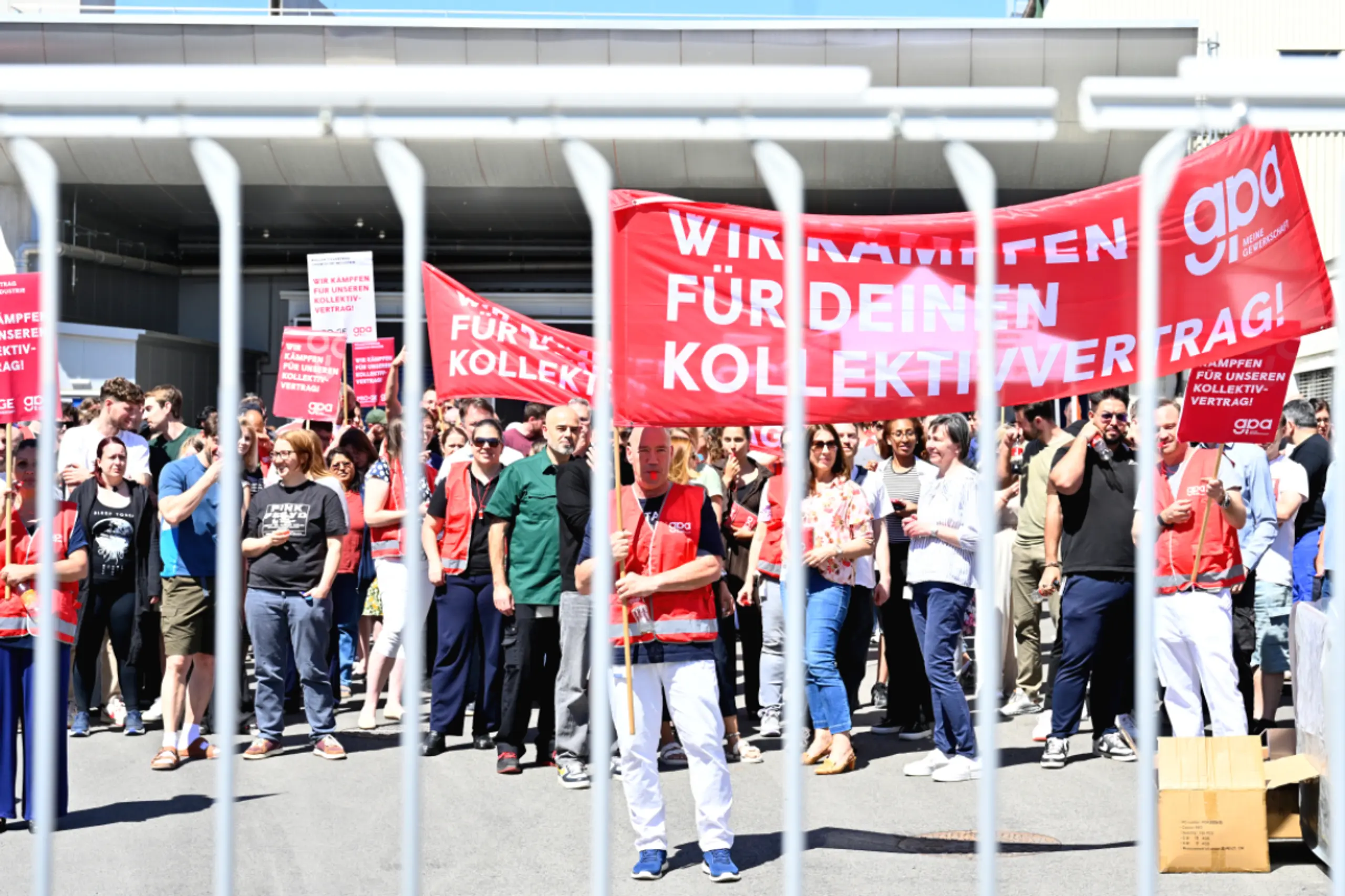 In den Verhandlungspausen fanden mehrere Warnstreiks statt
