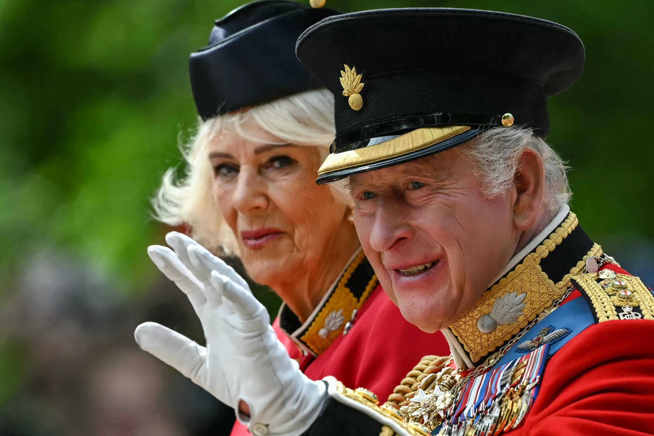 König Charles und Königin Camilla bei der Parade in London