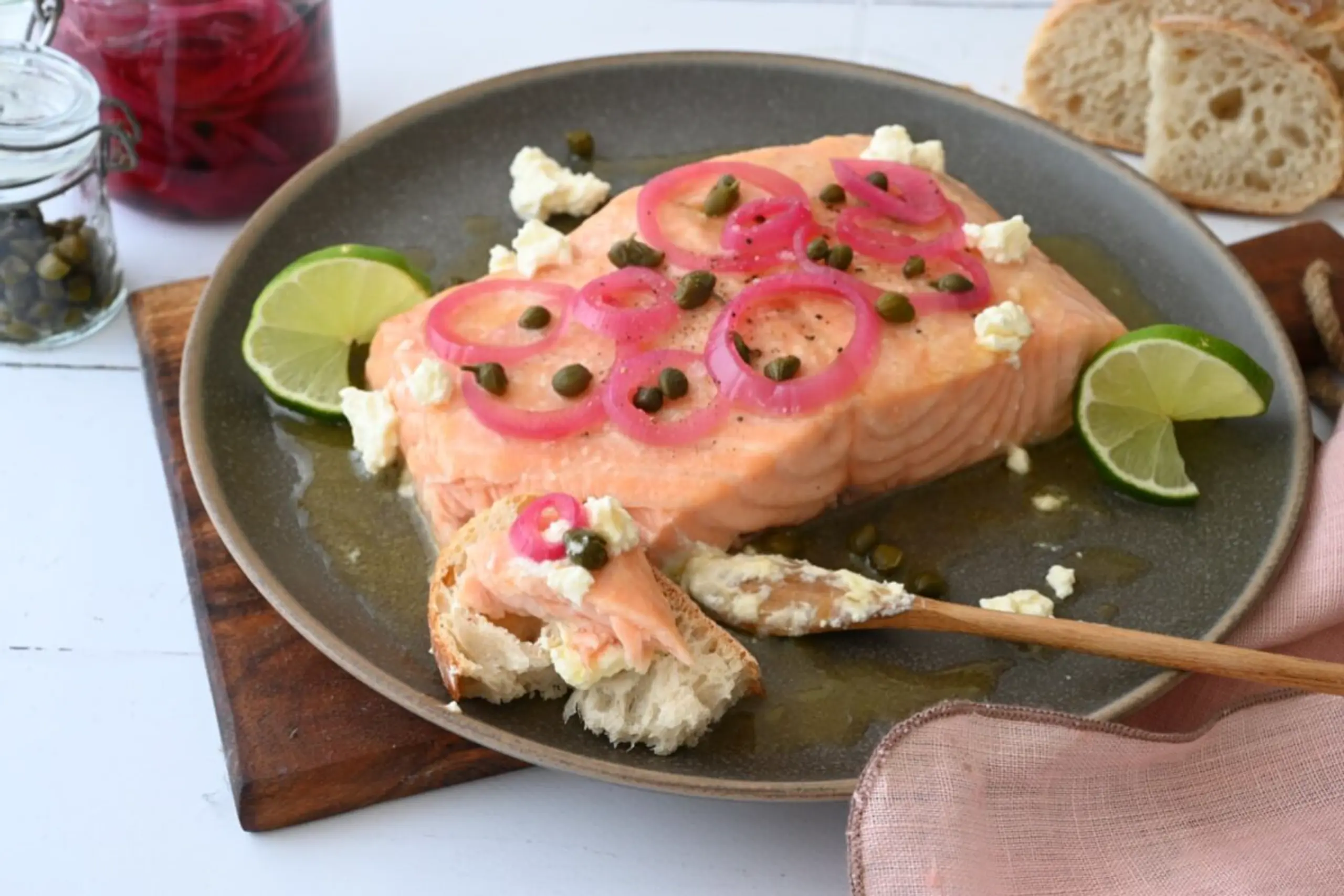 Die Marinade zum gegrillten Lachs sorgt für ein buttrig-süßes Aroma
