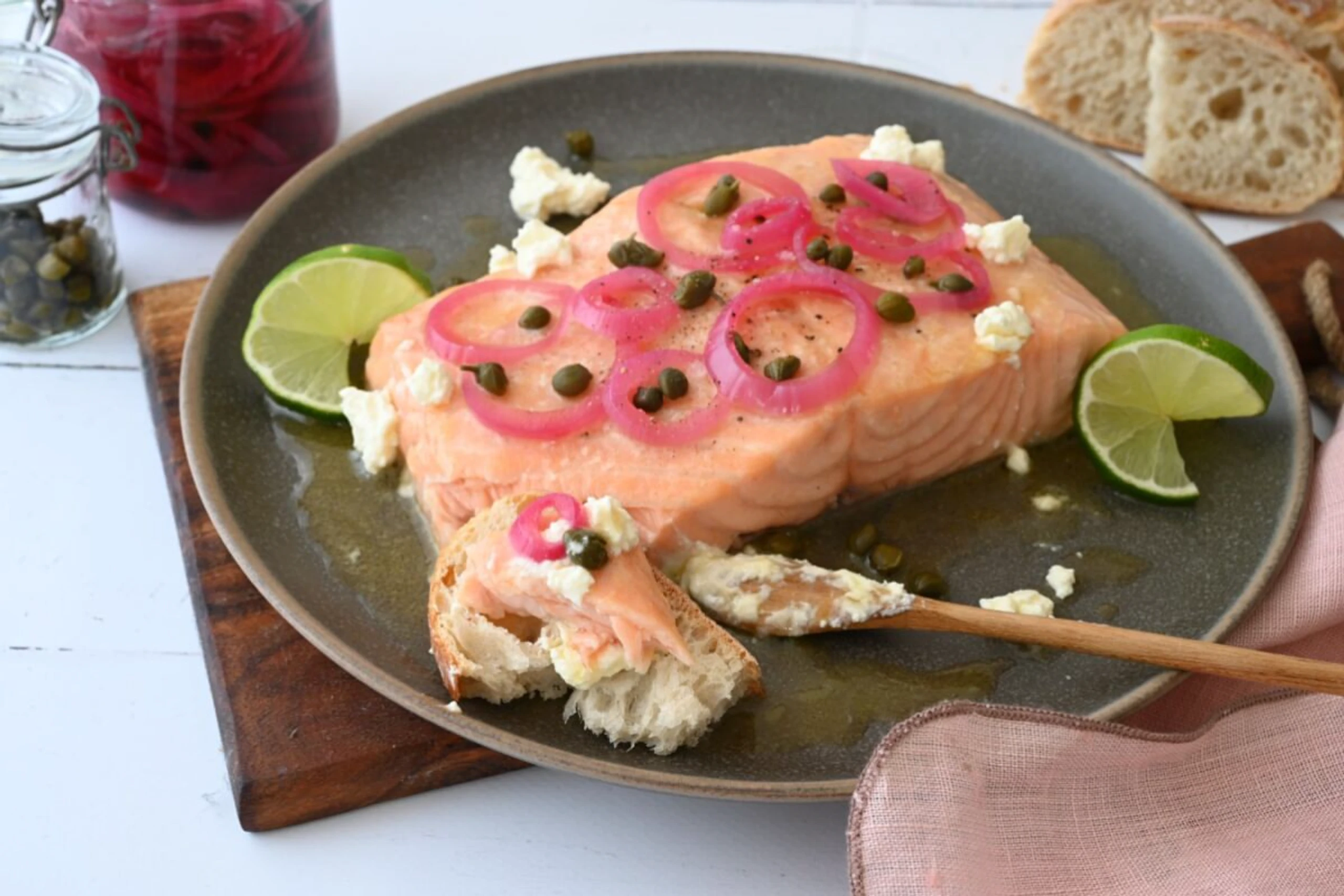Die Marinade zum gegrillten Lachs sorgt für ein buttrig-süßes Aroma