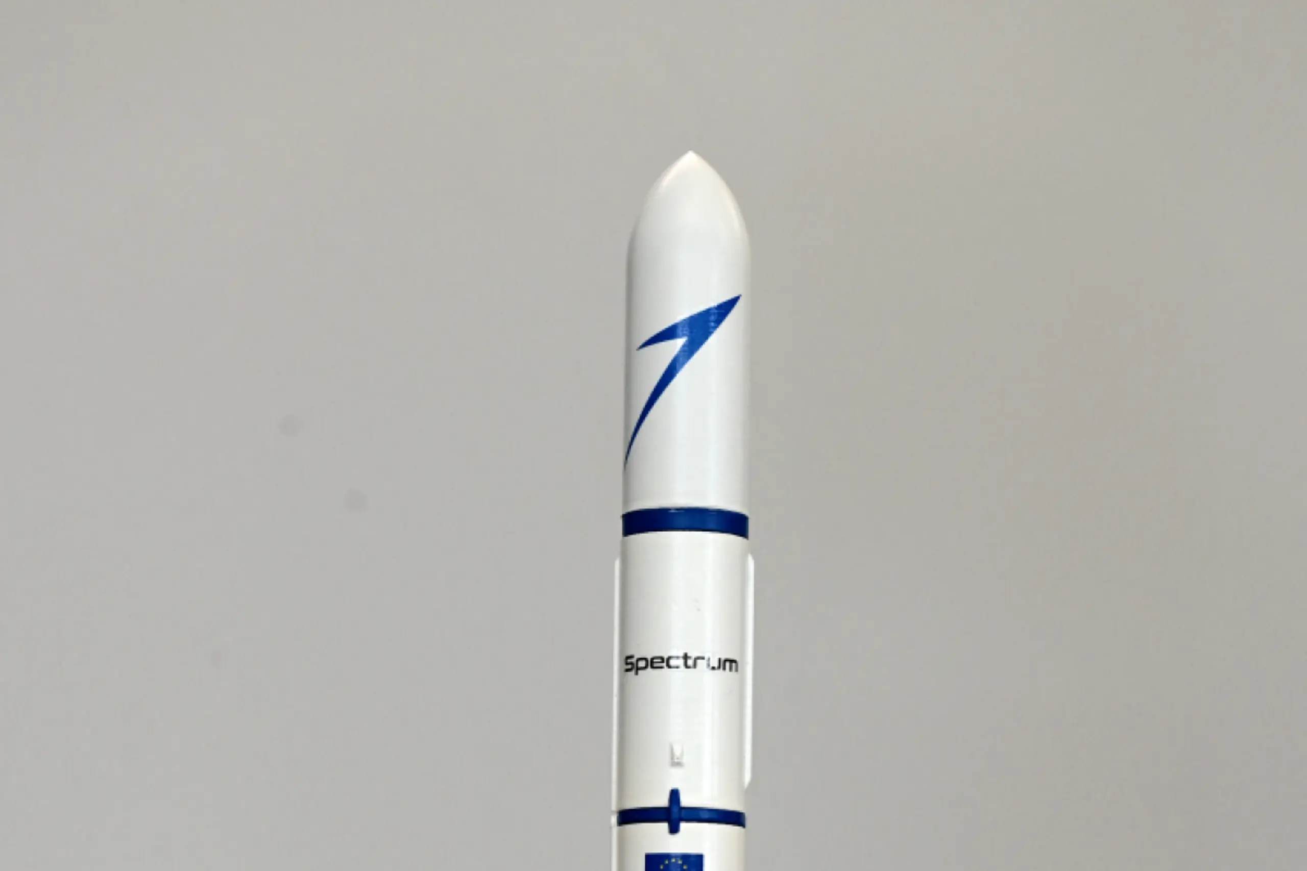 Ein Modell der Isar Aerospace Mini-Rakete