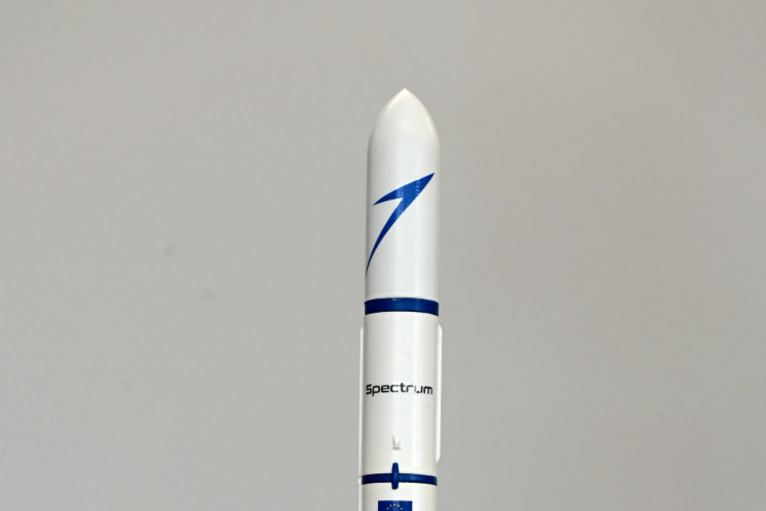 Ein Modell der Isar Aerospace Mini-Rakete