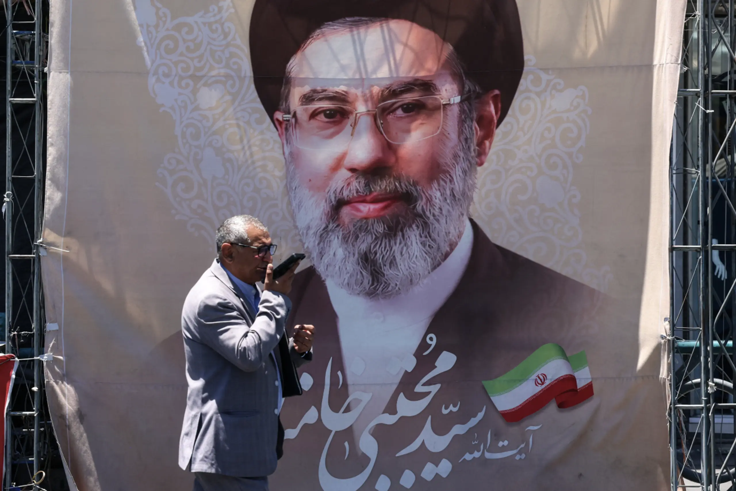 Irans geistliches Oberhaupt Mojtaba Khamenei auf Plakat in Teheran