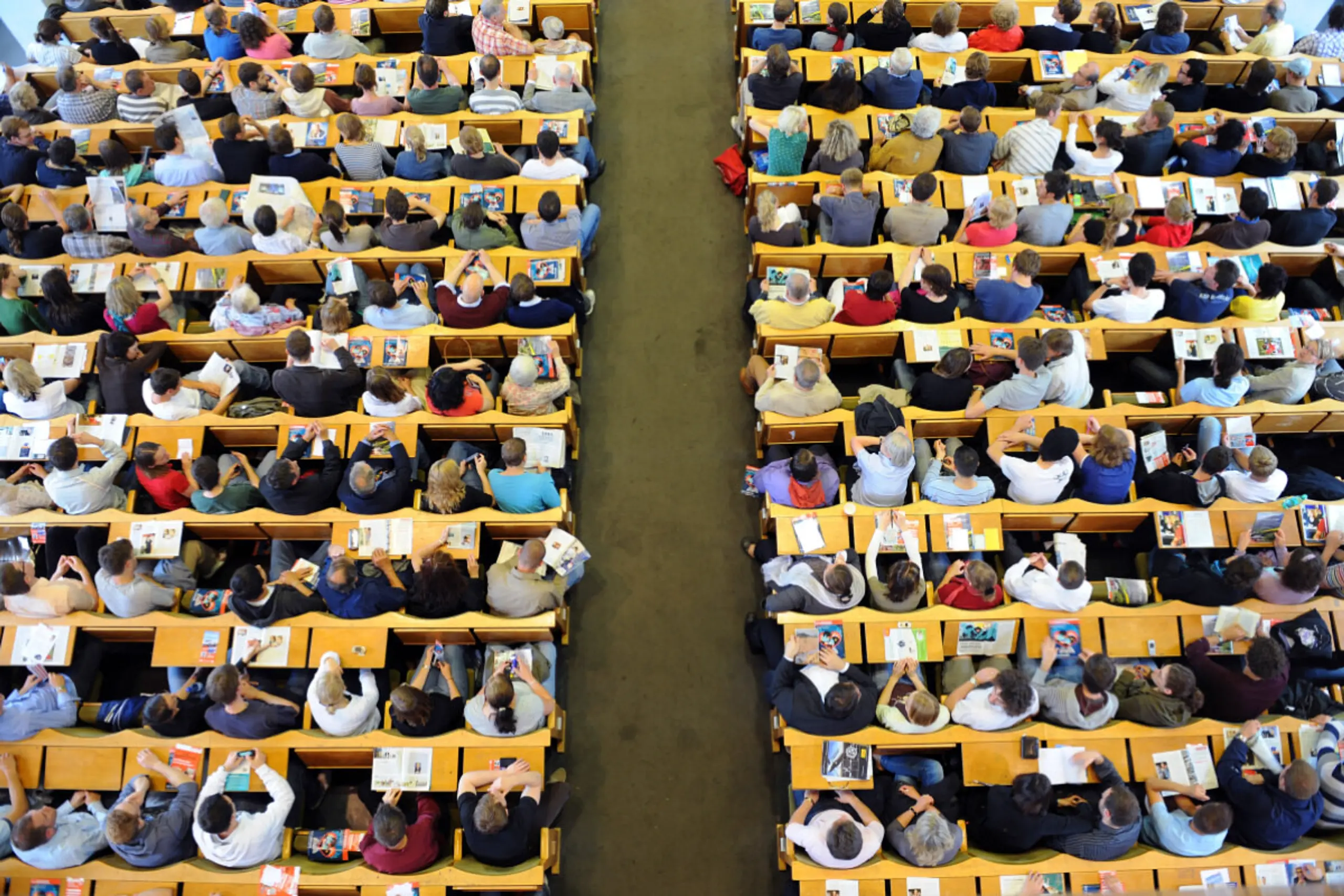 Im OECD-Vergleich gibt es weiterhin zu viele Studierende pro Professor