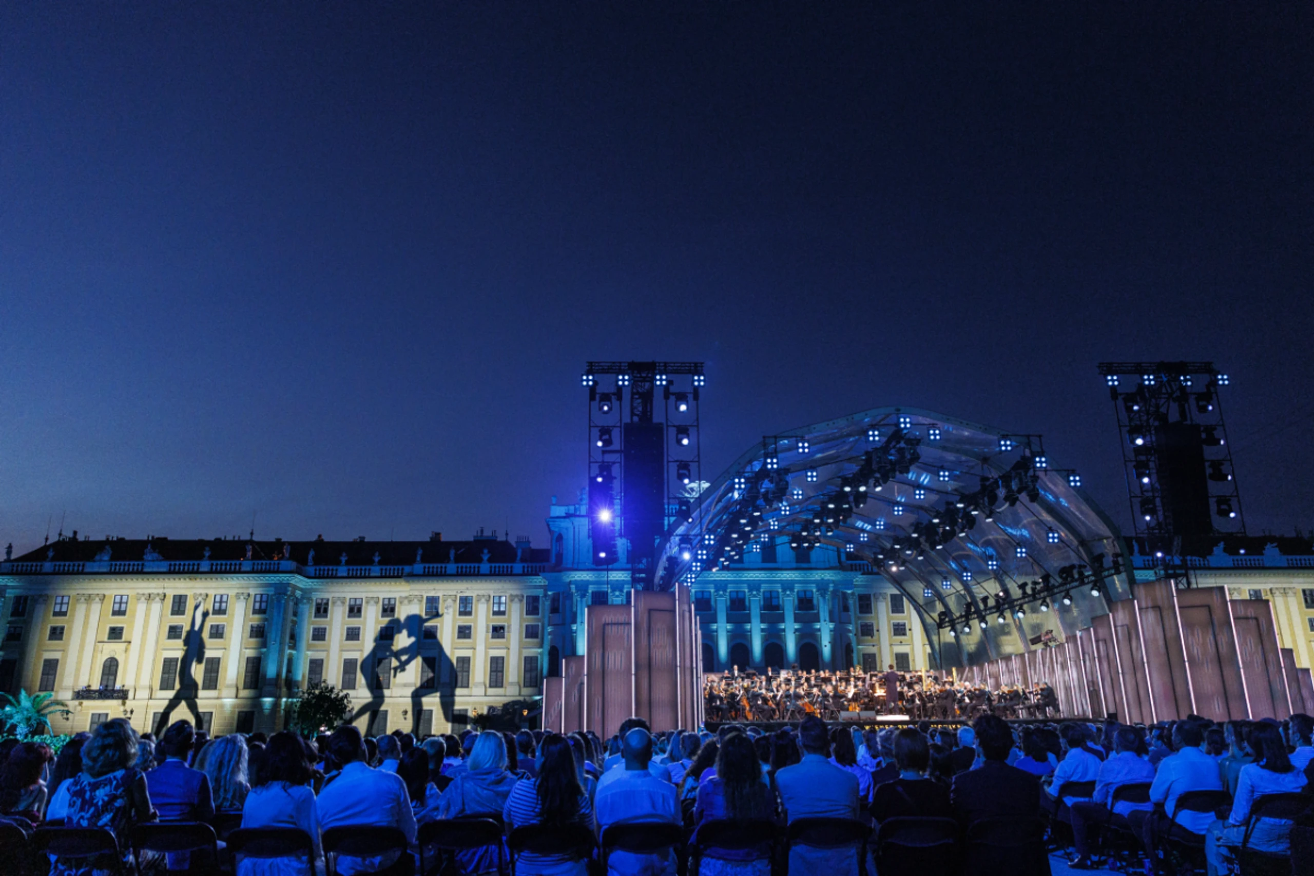 Ein Schattentanz auf der Schlossfassade zum Sommernachtskonzert