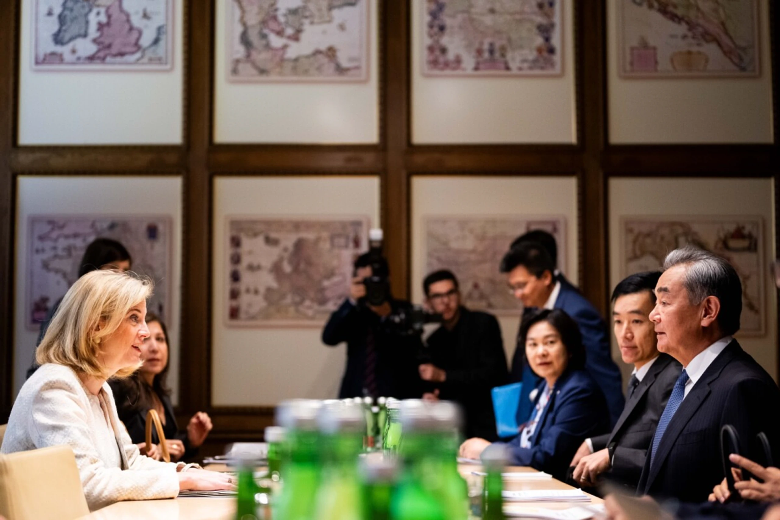 Wang Yi lud Meinl-Reisinger bei Wien-Besuch 2025 nach China ein