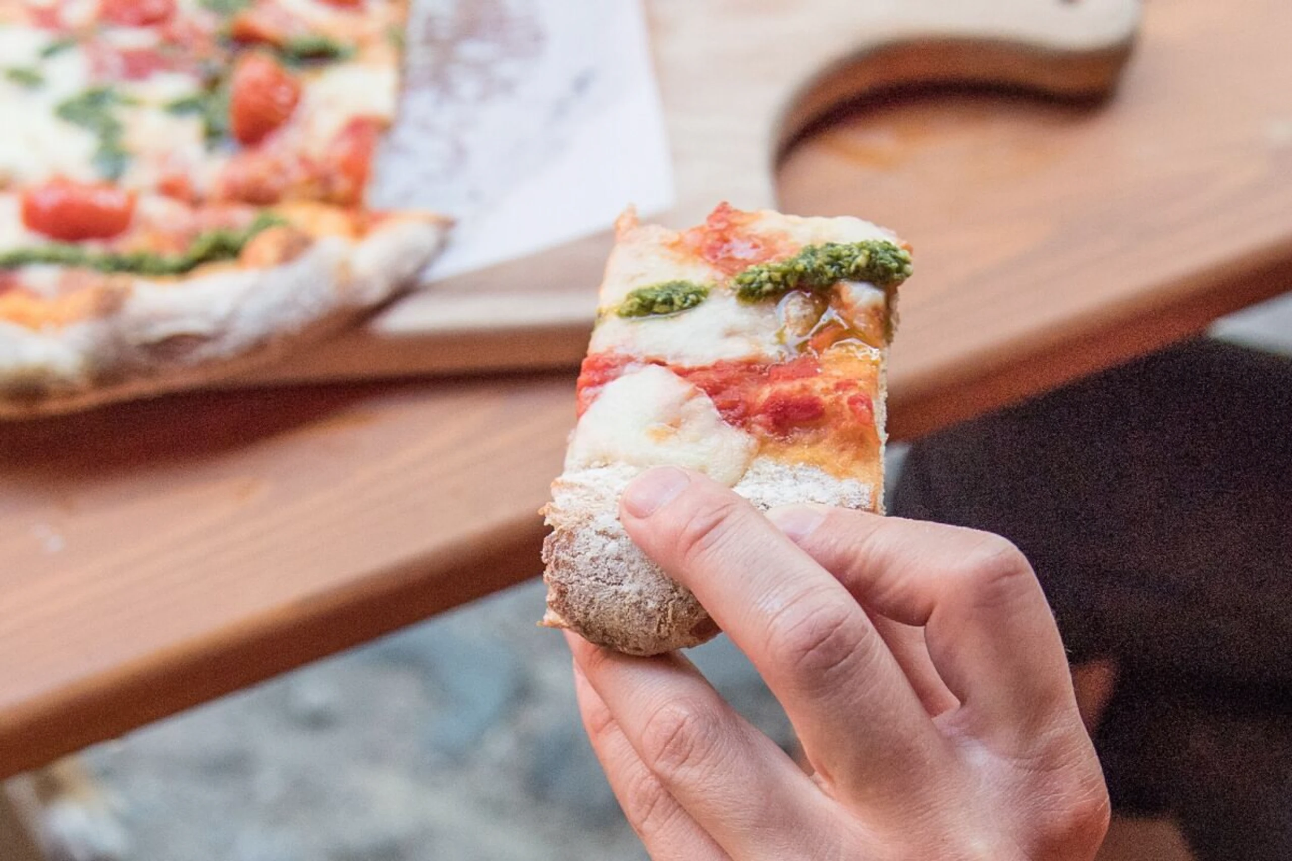Pizza mit Käserand kann man ganz einfach selbst machen