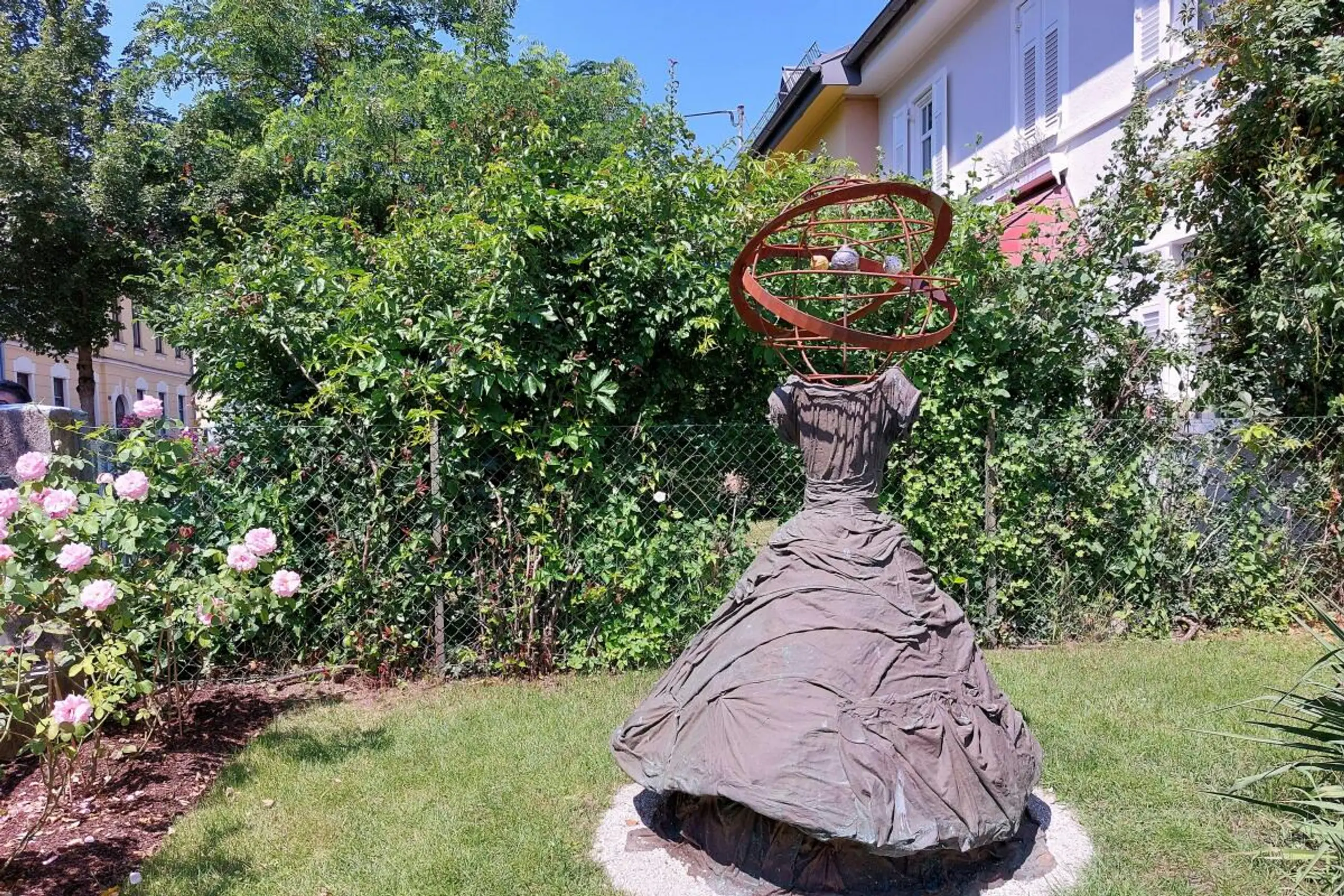 ++ THEMENBILD ++ Von Anselm Kiefer geschaffene Skulptur im Garten des Bachmann-Hauses