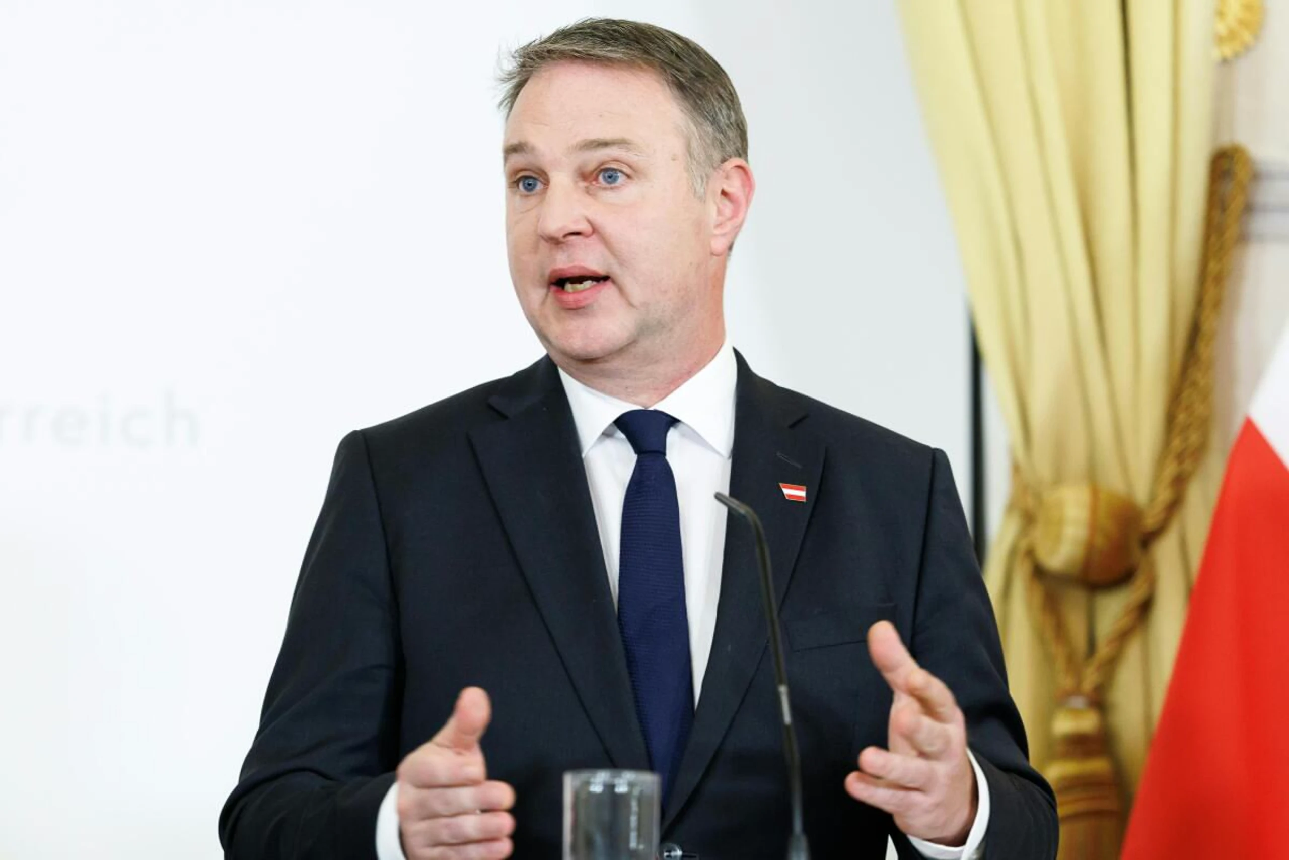 SPÖ-Chef Babler bei einer Pressekonferenz im April