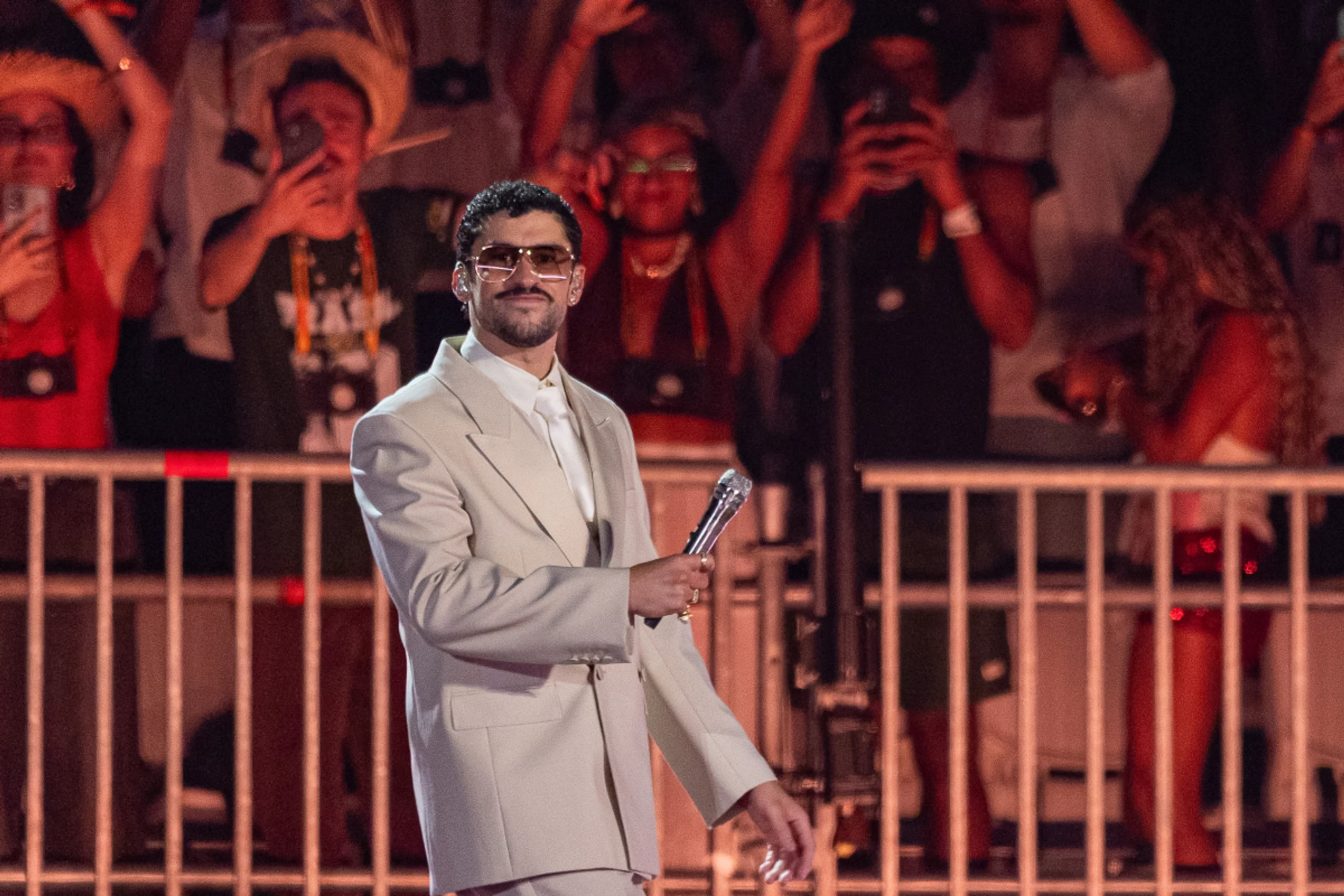 Bei Konzert tauschte Bad Bunny Sakko gegen OÖ Trainingsjacke