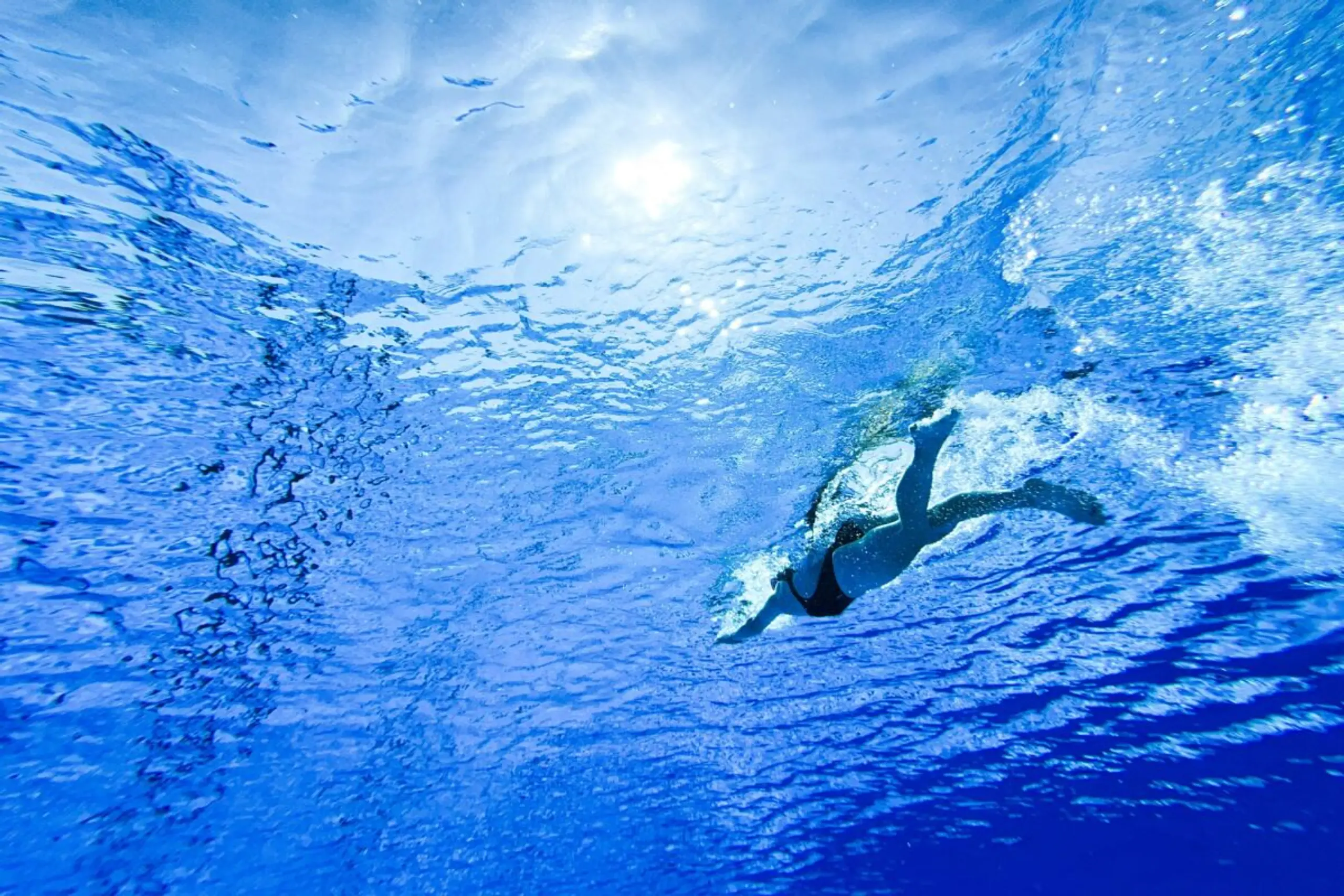 ++ ARCHIVBILD ++ Schwimmen eignet sich besonders gut, um Rückenschmerzen vorzubeugen