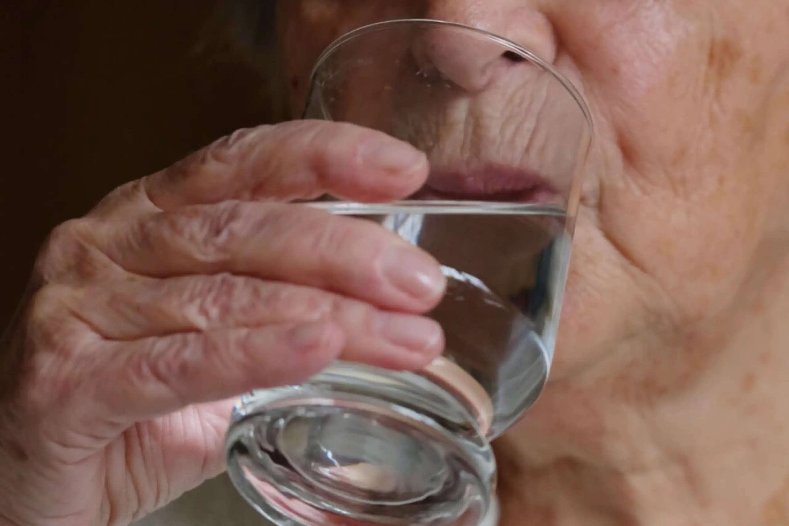 Ältere verspüren seltener Durst, weshalb sie oft zu wenig trinken