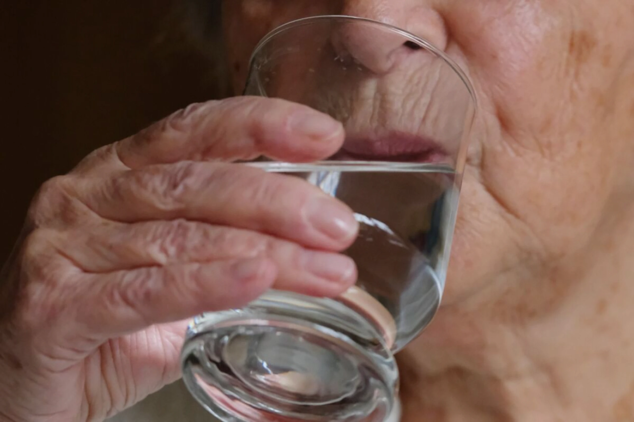 Ältere verspüren seltener Durst, weshalb sie oft zu wenig trinken