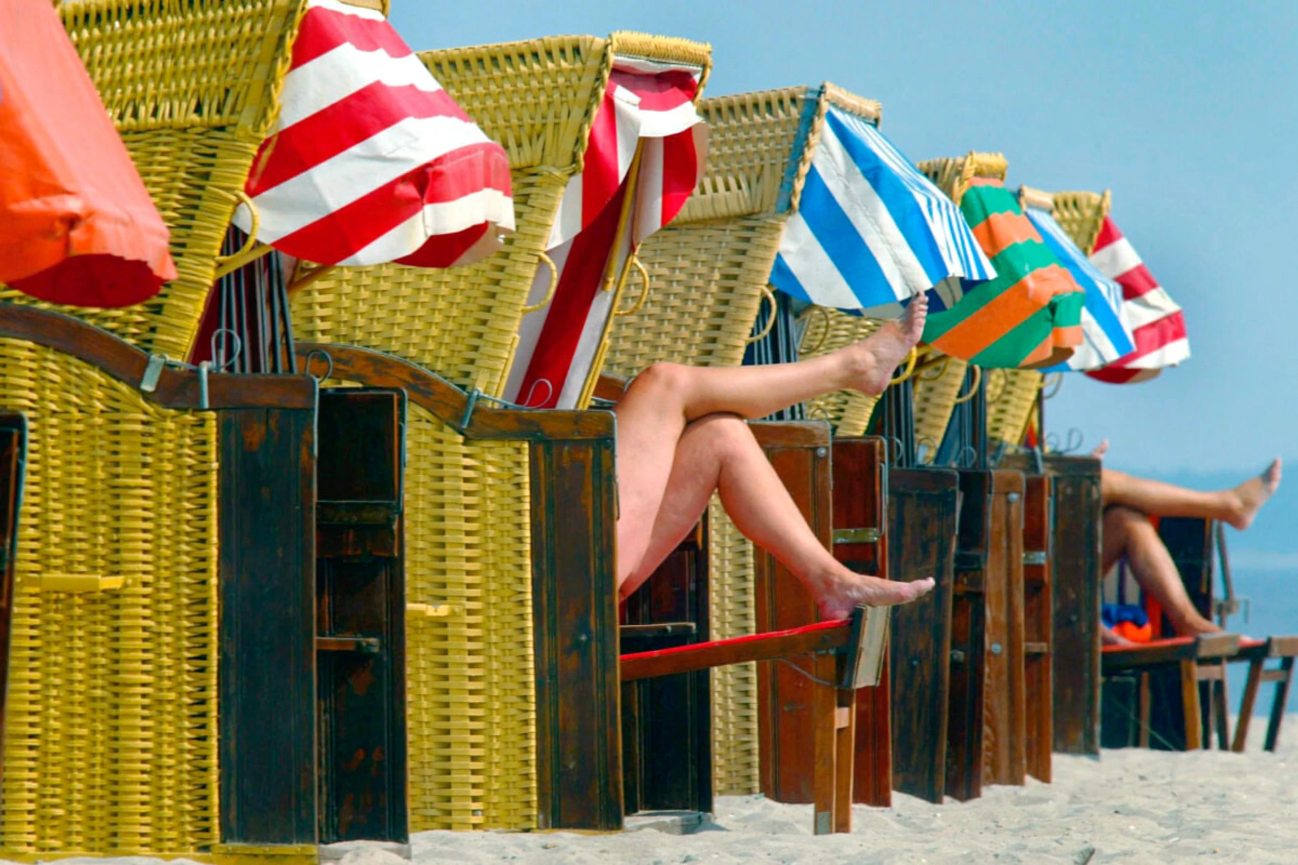 Urlauber am deutschen Ostseeufer in Strandkörben