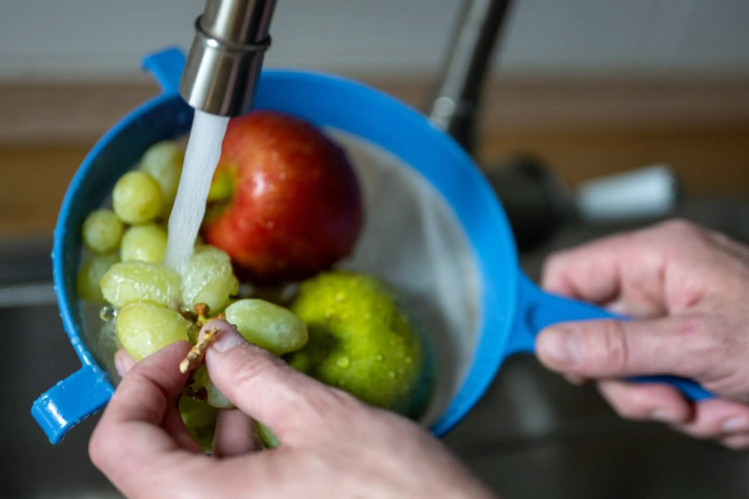 Wasser reicht zum Waschen von Obst vollkommen aus