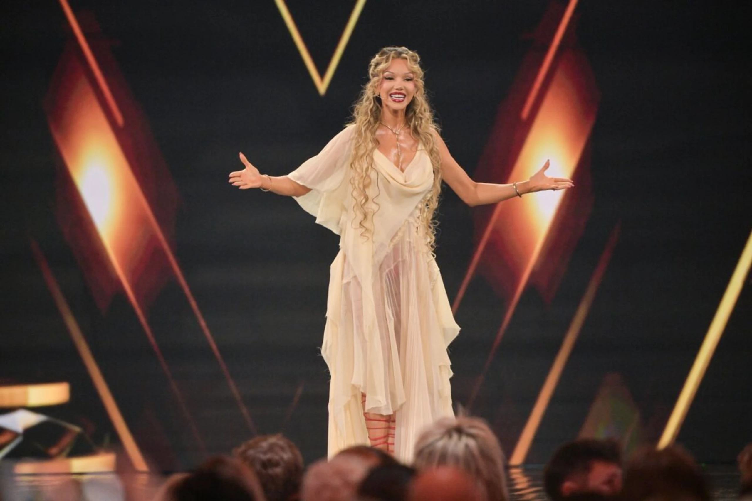 ++ ARCHIVBILD ++ Shirin David im Song mit Blumengarten