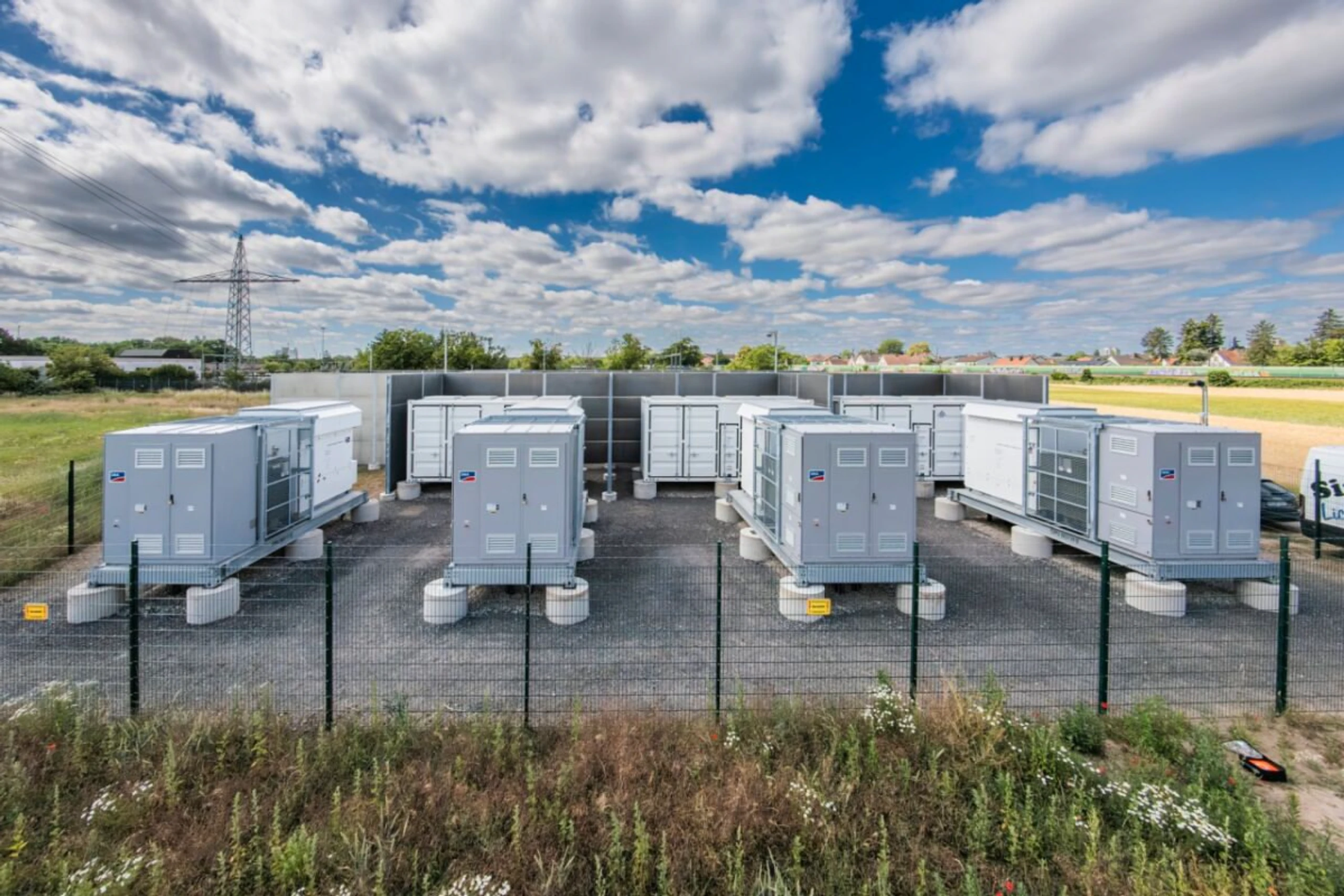 ++ ARCHIVBILD ++ Container mit großen Batteriespeichern sollen das Stromnetz entlasten
