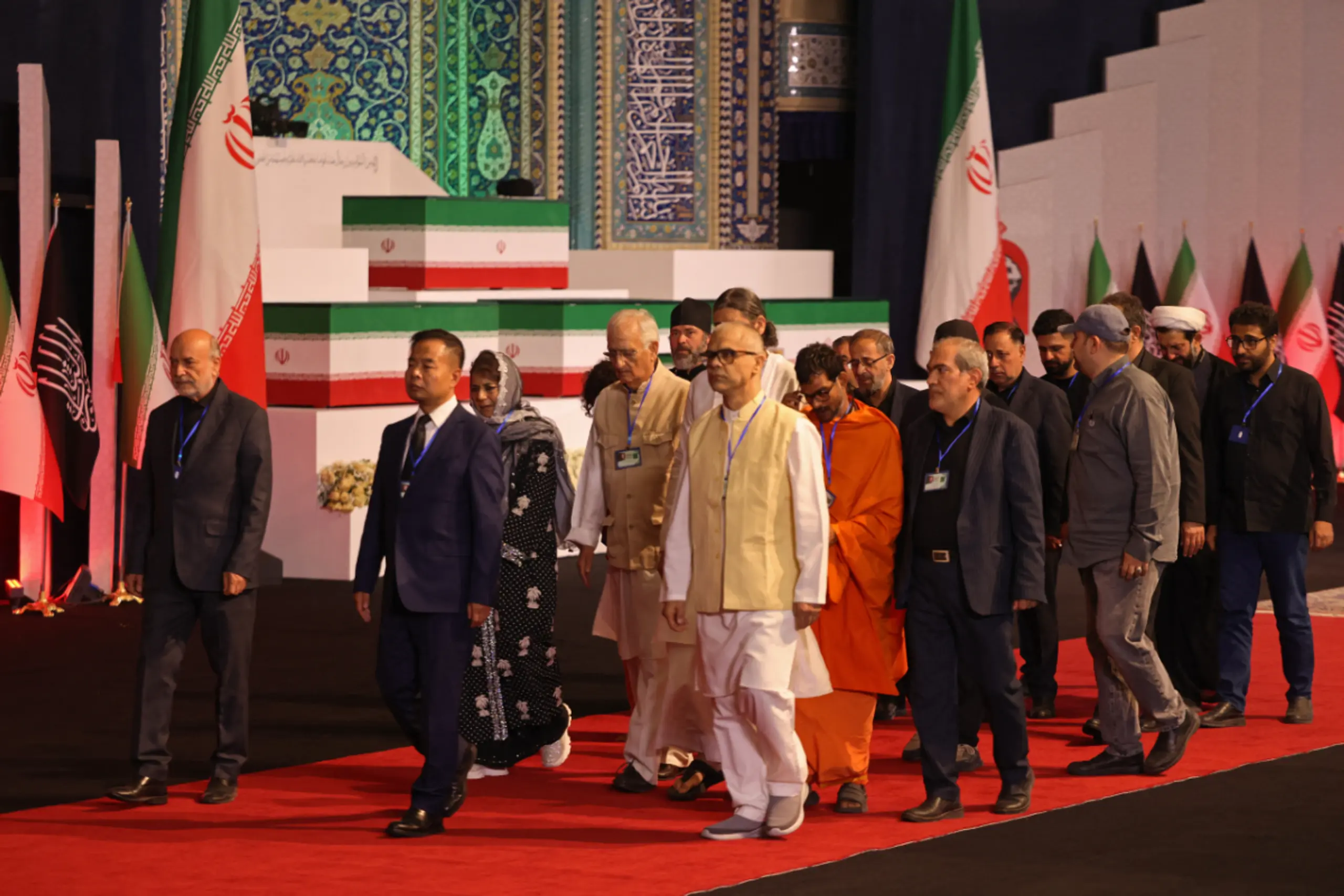 Die indische Delegation vor dem Sarg Khameneis