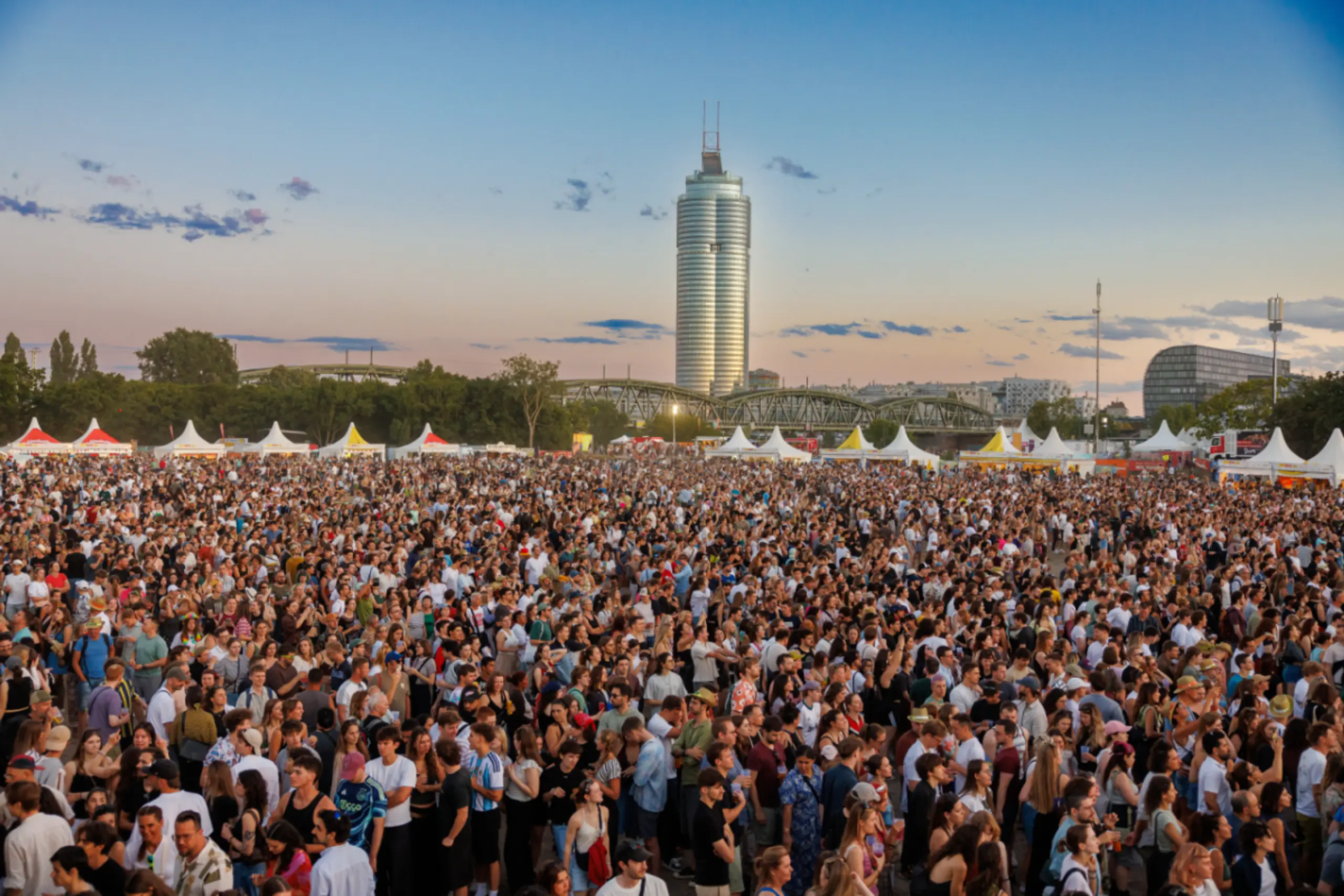 Die Party-Crowd braucht zumindest heuer wenig Hitzeschutz