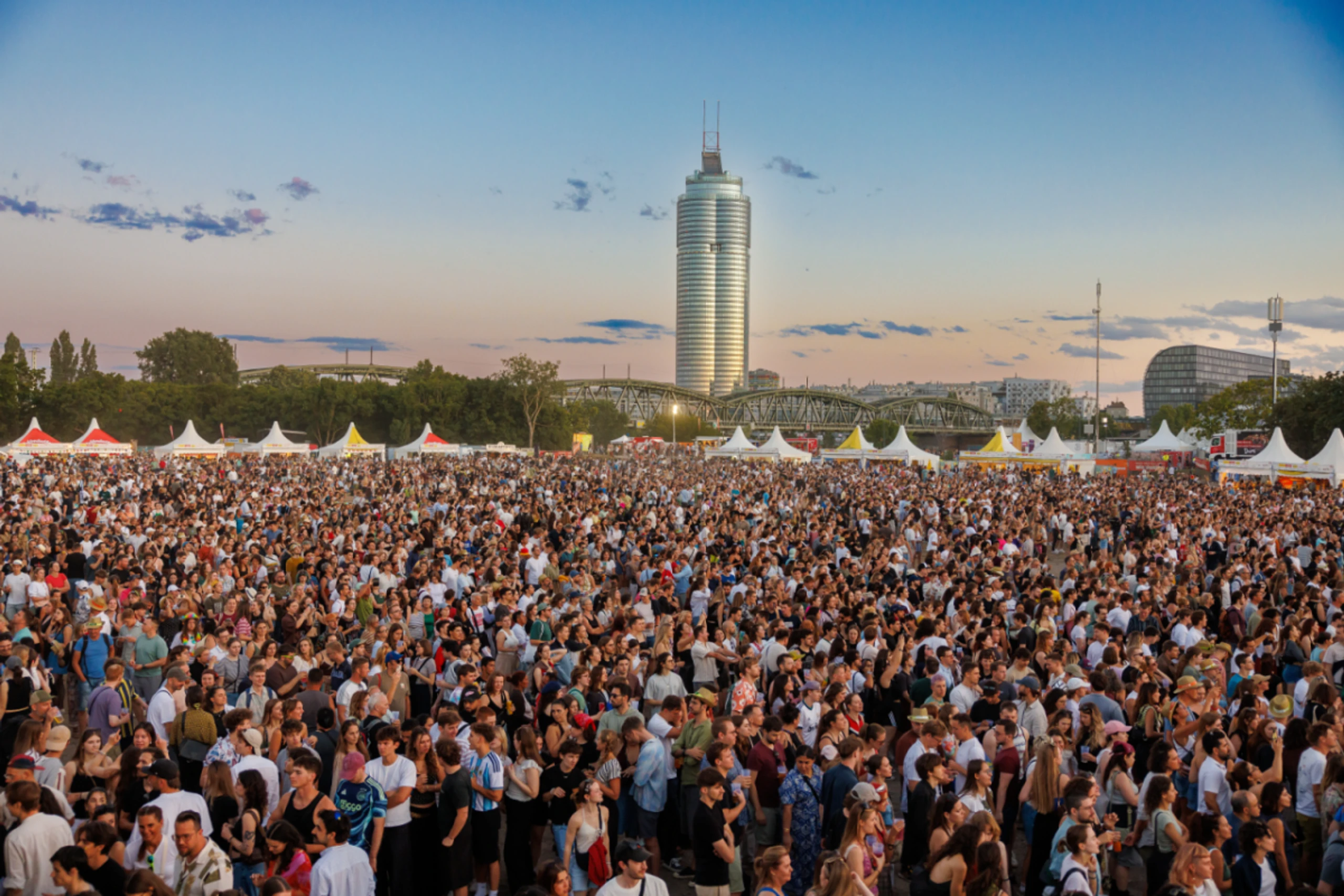 Die Party-Crowd braucht zumindest heuer wenig Hitzeschutz
