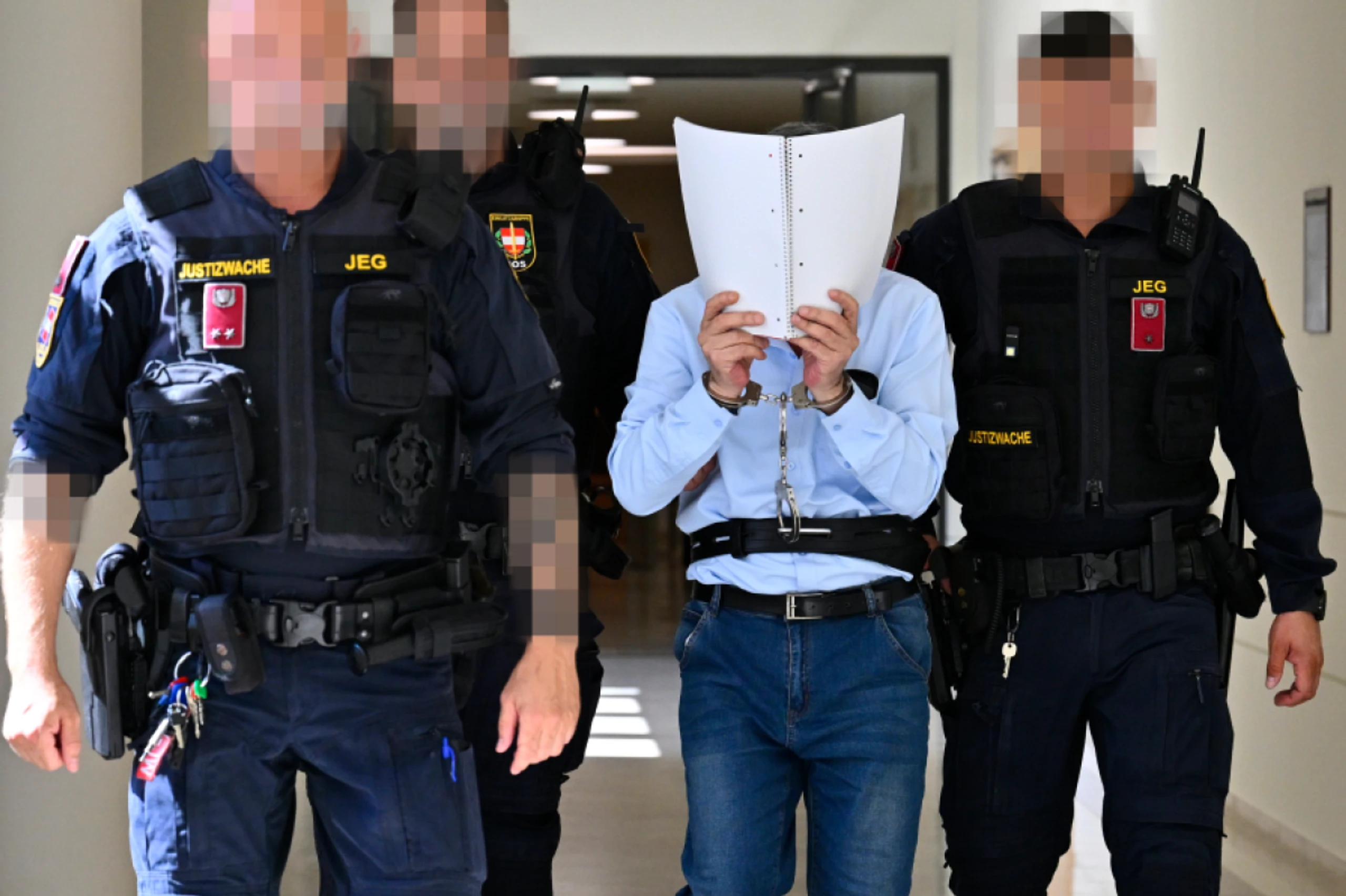 Der Erstangeklagte sitzt seit Dezember 2024 in Wien in U-Haft