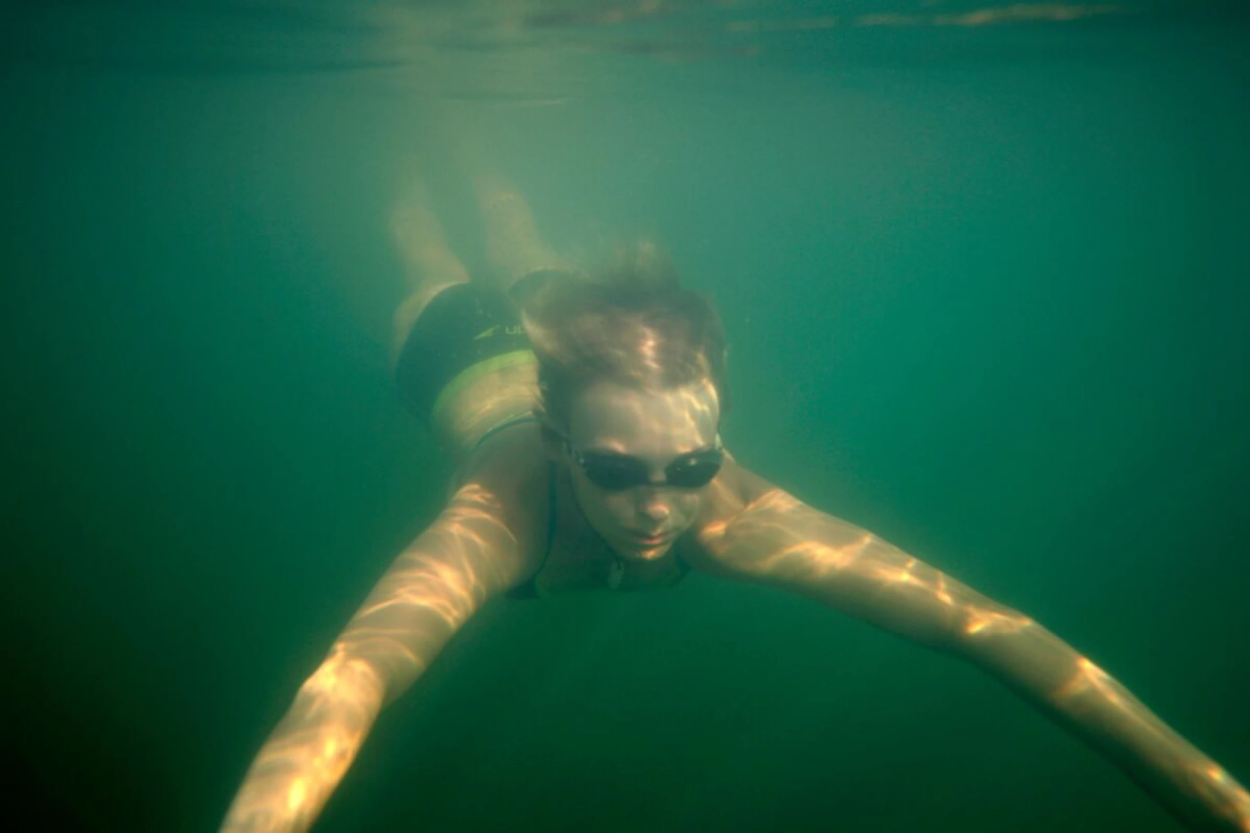 ++ ARCHIVBILD ++ Eine Schwimmbrille ist gleich aus mehreren Gründen nützlich beim Baden