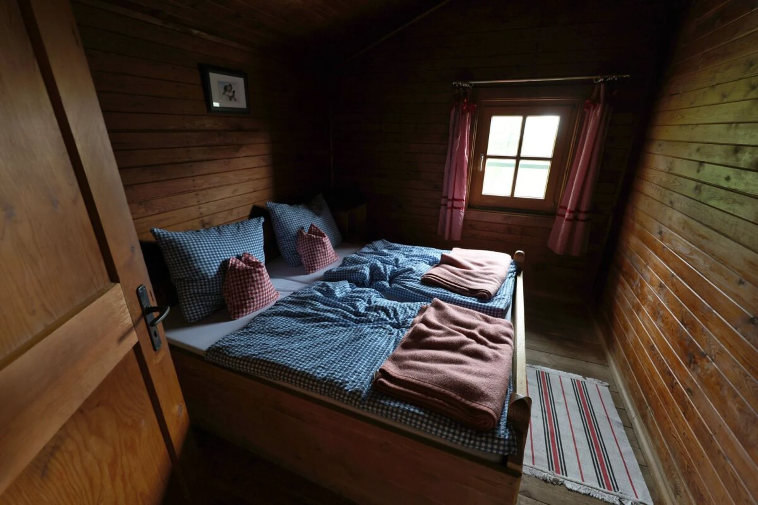 ++ ARCHIVBILD ++ Die Bauweise vieler Berghütten bietet Bettwanzen Verstecke