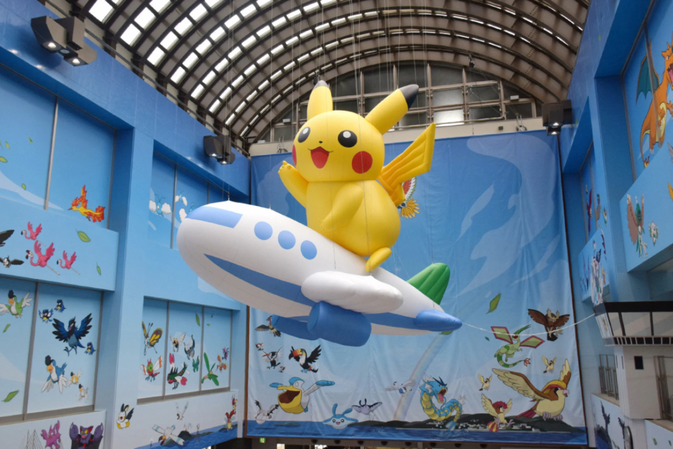 Pokémon-Figur Pikachu trat in Lebensgröße auf