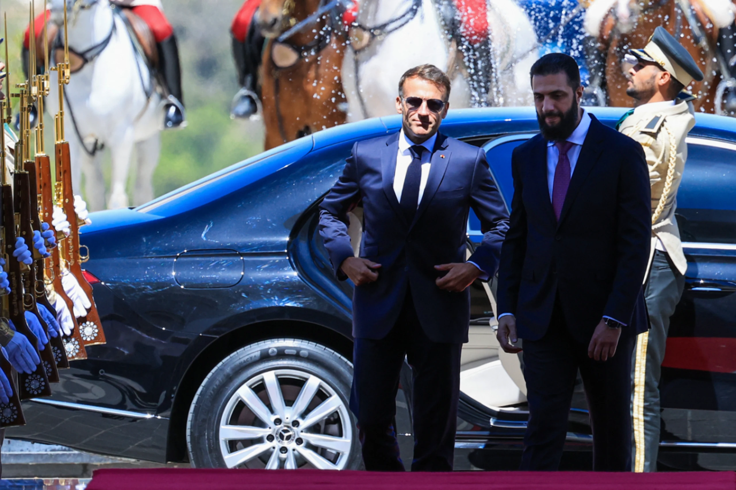 Macron setzte seinen Besuch trotz der Anschläge fort