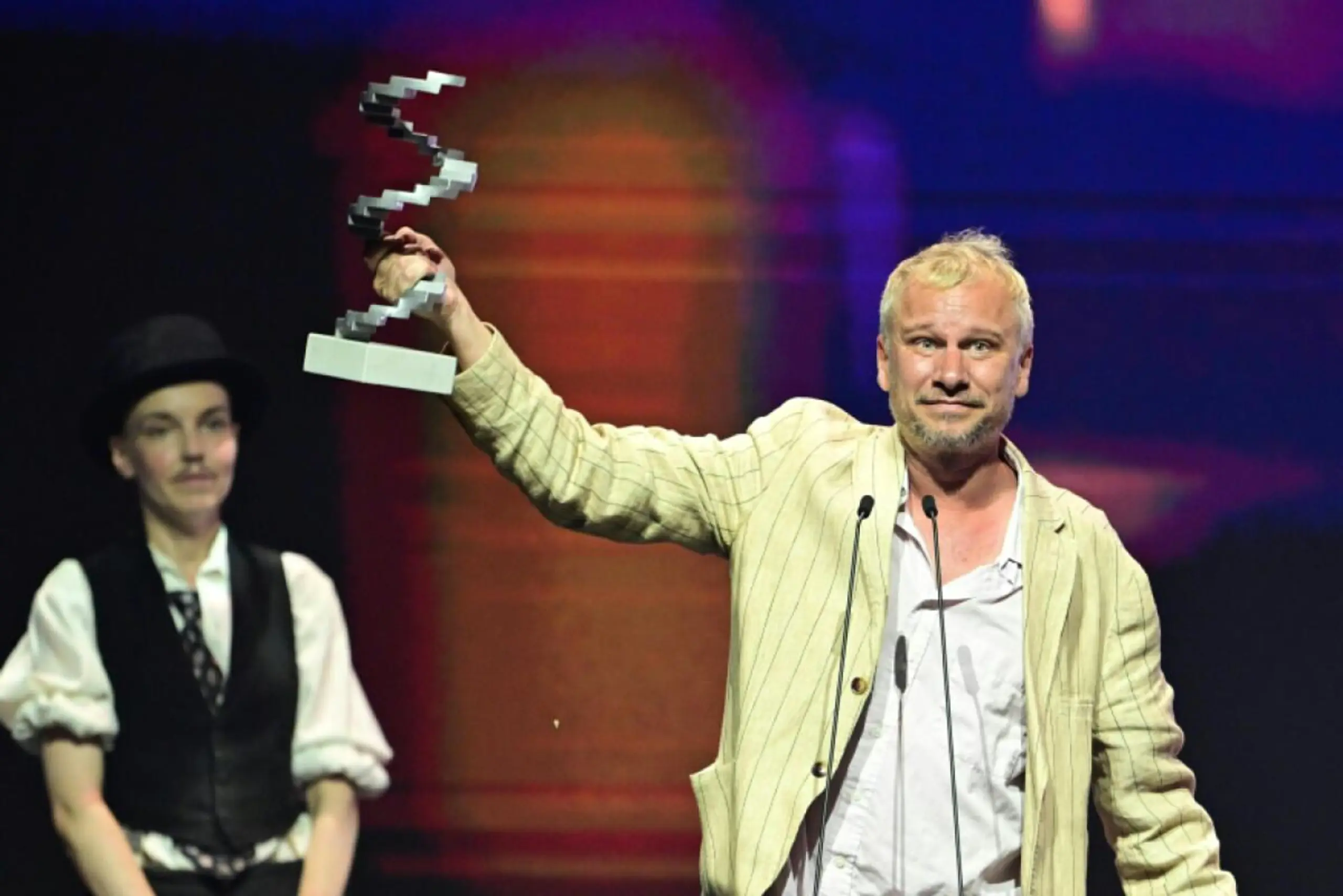 Robert Stadlober (hier beim Filmpreis 2026) muss eine Leiche entsorgen