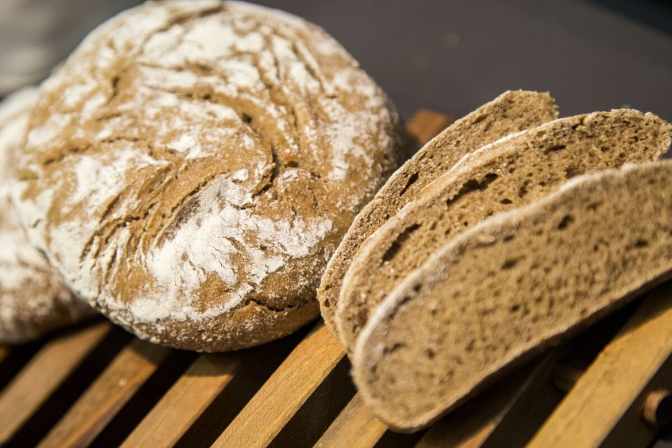 Wie wird frisches Brot im Sommer am besten gelagert?