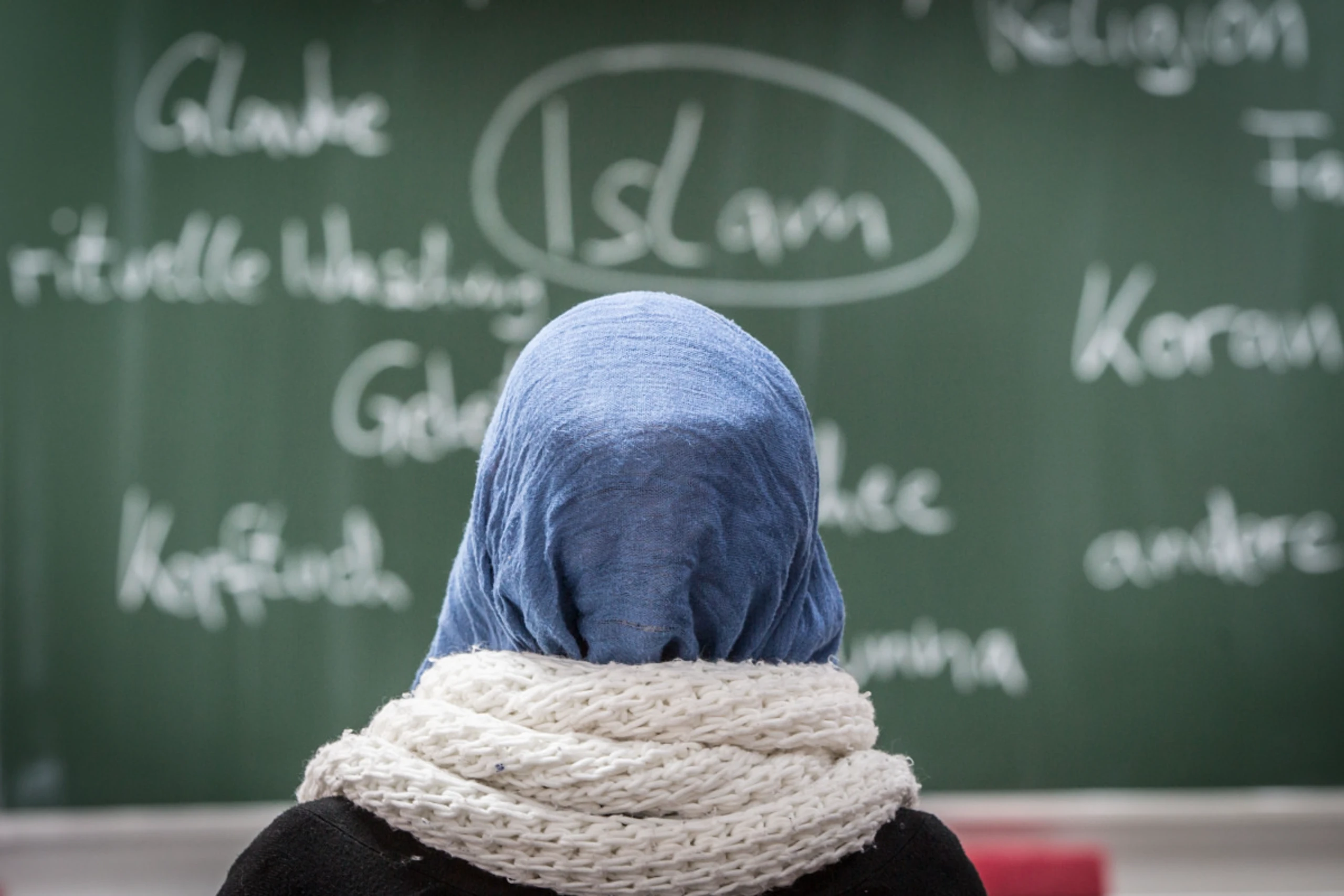 Vorerst keine inhaltliche Entscheidung zu Kopftuchverbot
