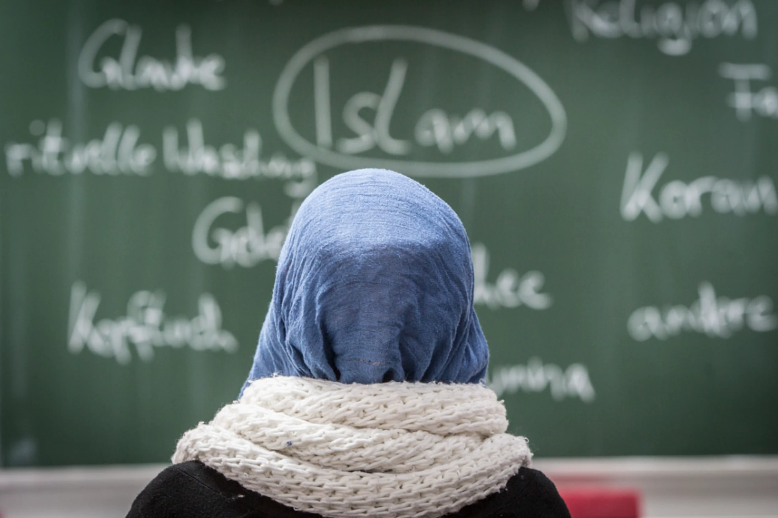 Vorerst keine inhaltliche Entscheidung zu Kopftuchverbot