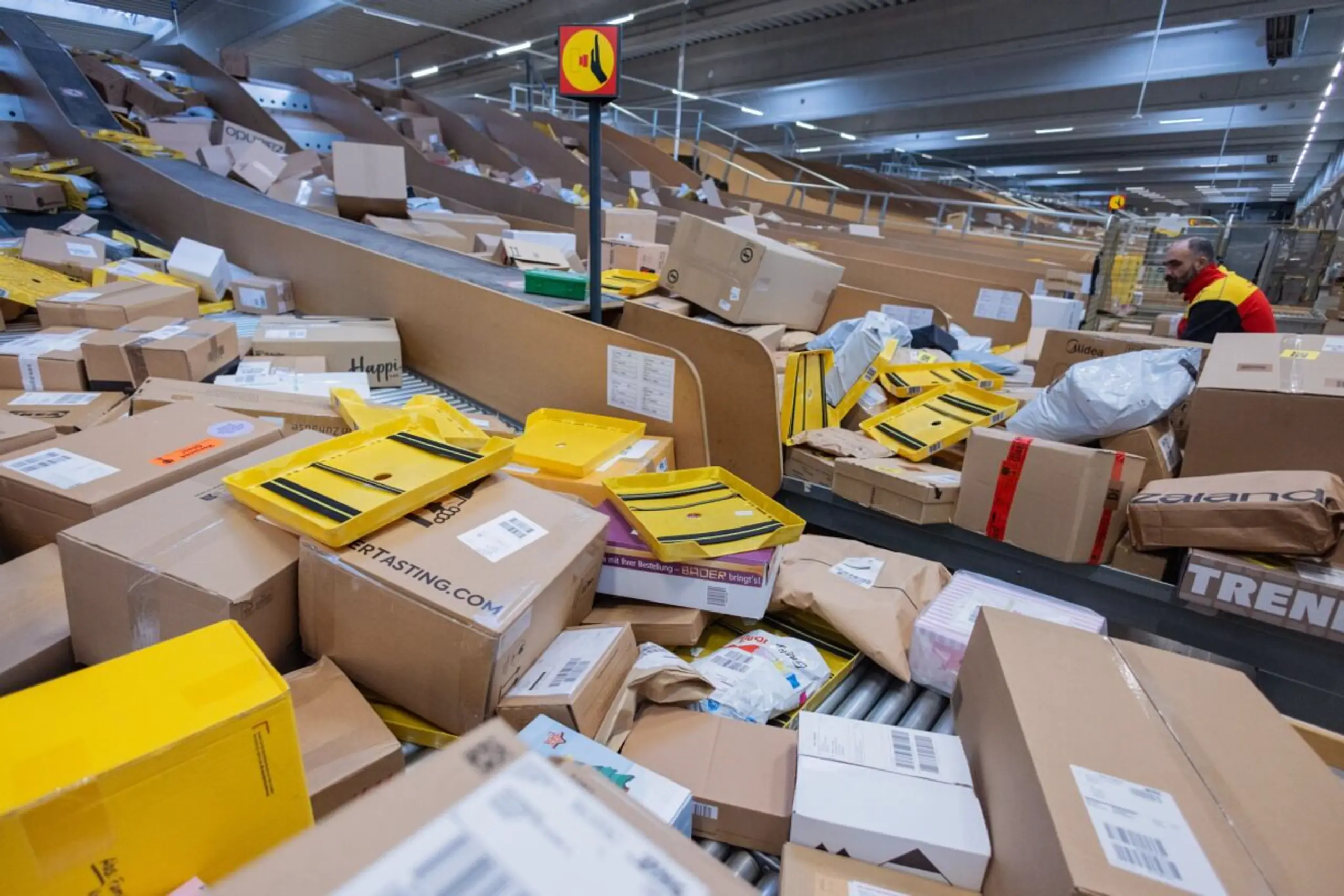 ++ ARCHIVBILD ++ Umstrittene Paketsteuer gilt ab 1. Oktober