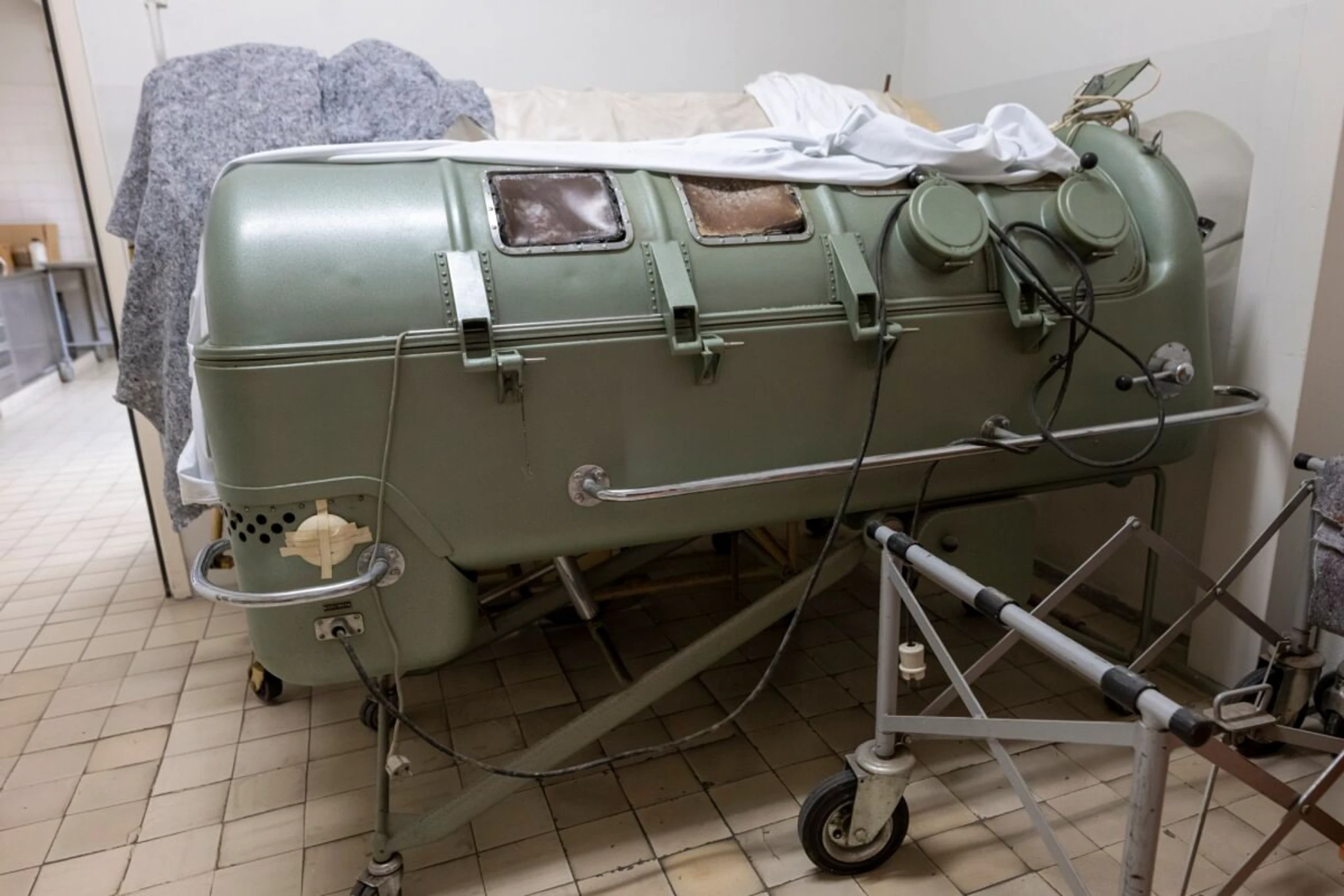 Die Eiserne Lunge unterstützt Patienten beim Atmen