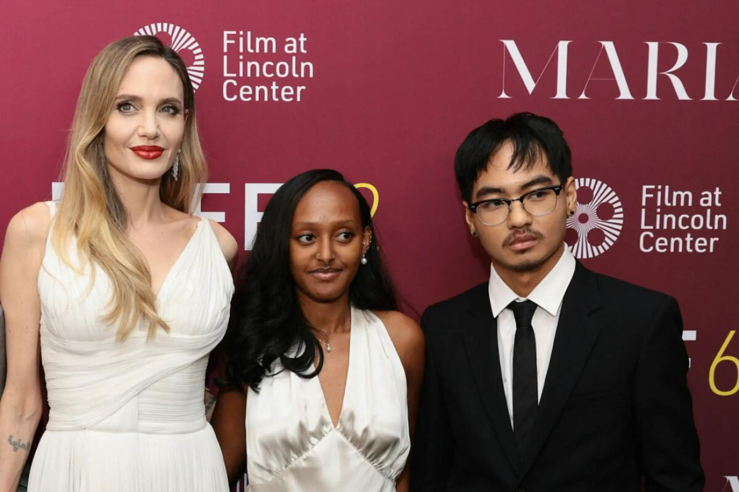 Zahara und Maddox mit Angelina Jolie (li.)