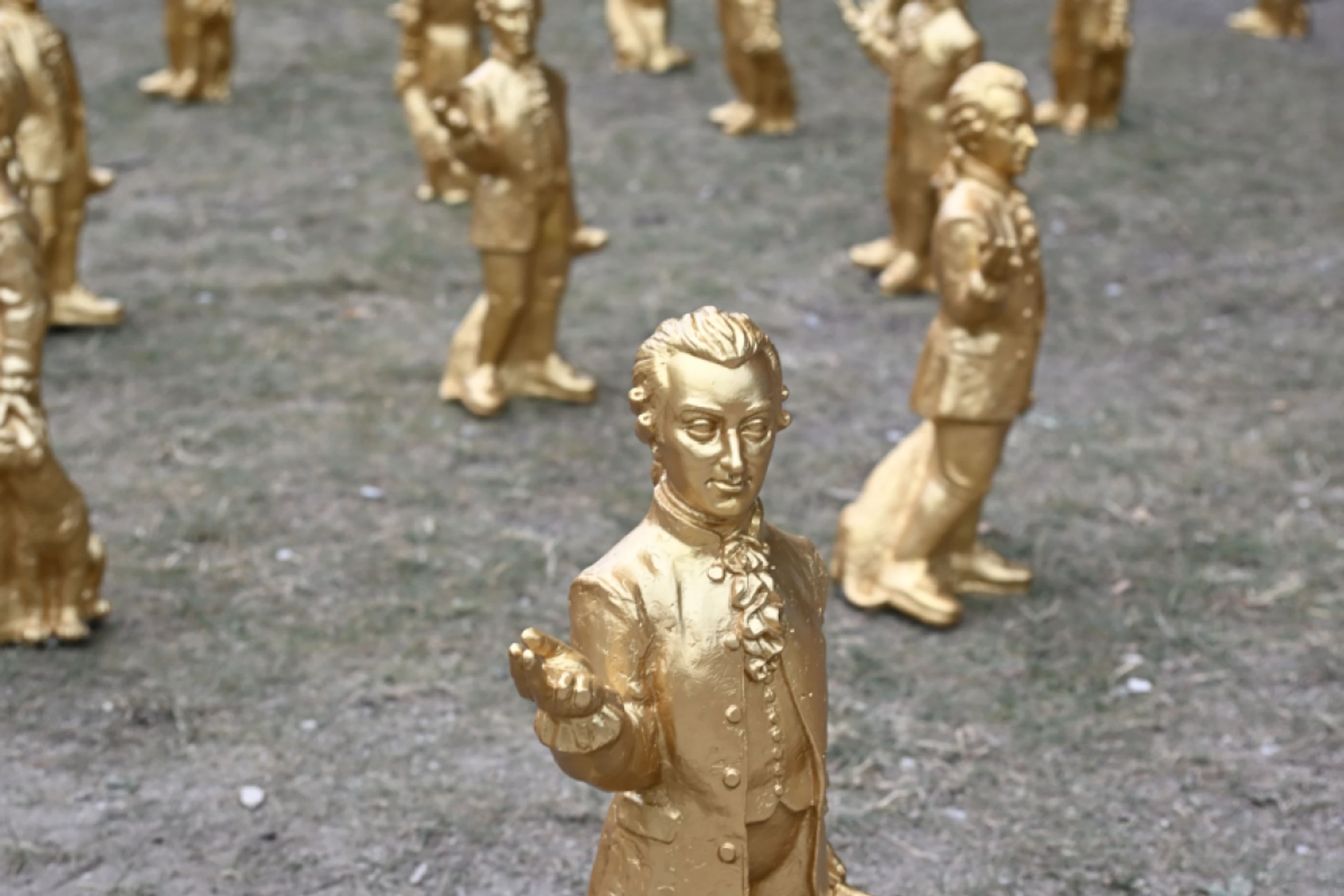 Klein, gülden, mit Hund: Die Mozart-Figuren sollen zum Diskurs anregen