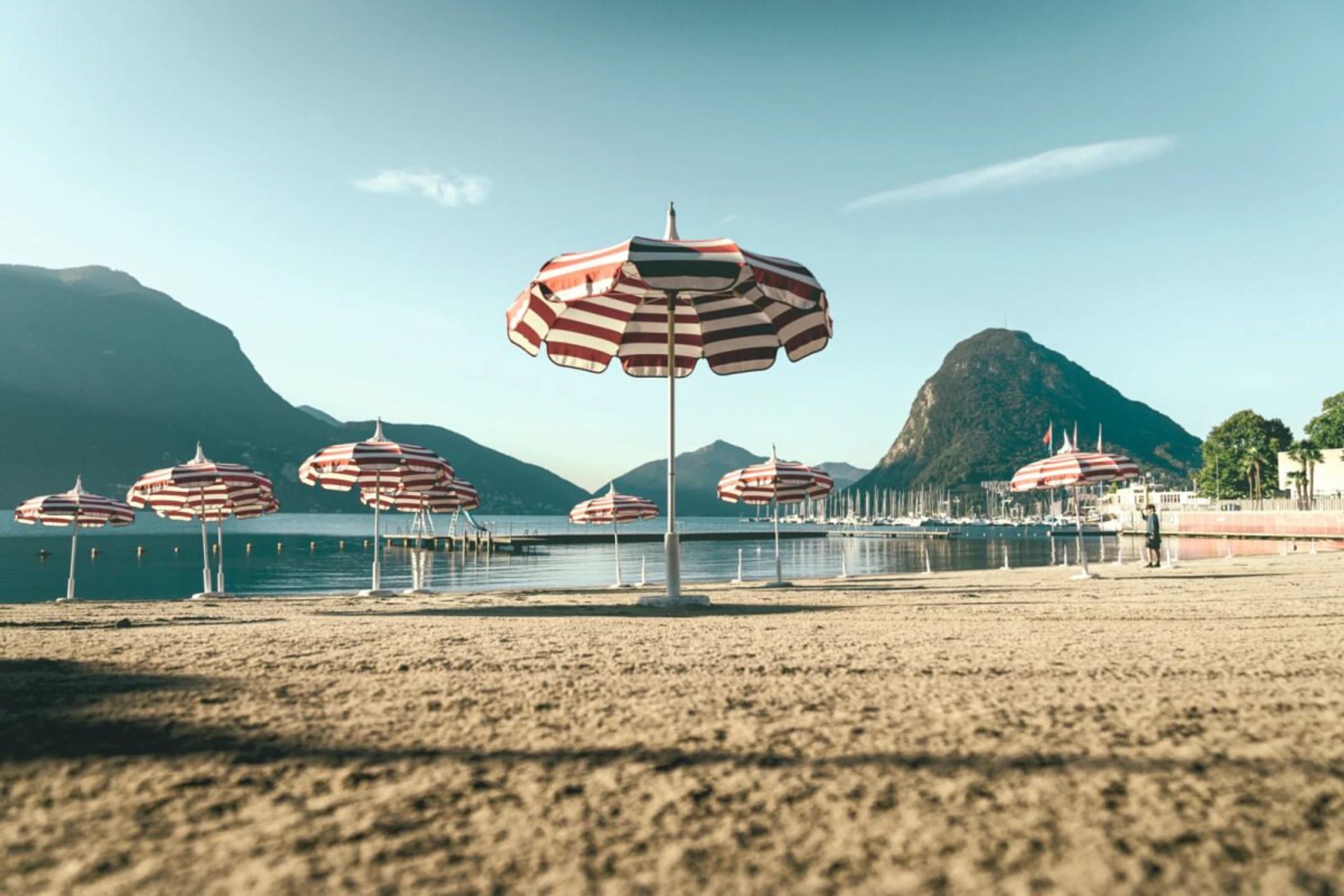 Mediterranes Flair mir Alpenblick am Sandstrand des Lido di Lugano