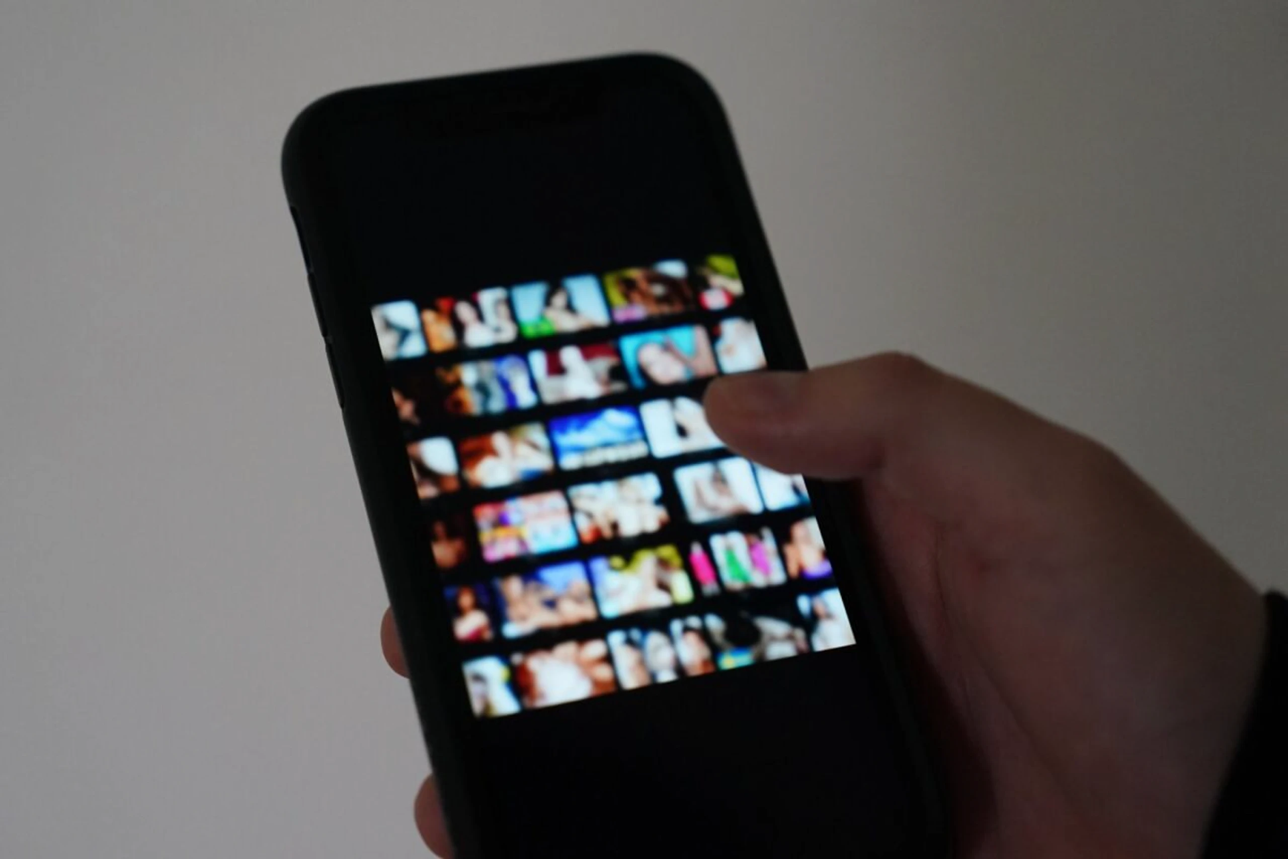 Über soziale Medien versuchen Betrüger Betrugsmaschen mit KI