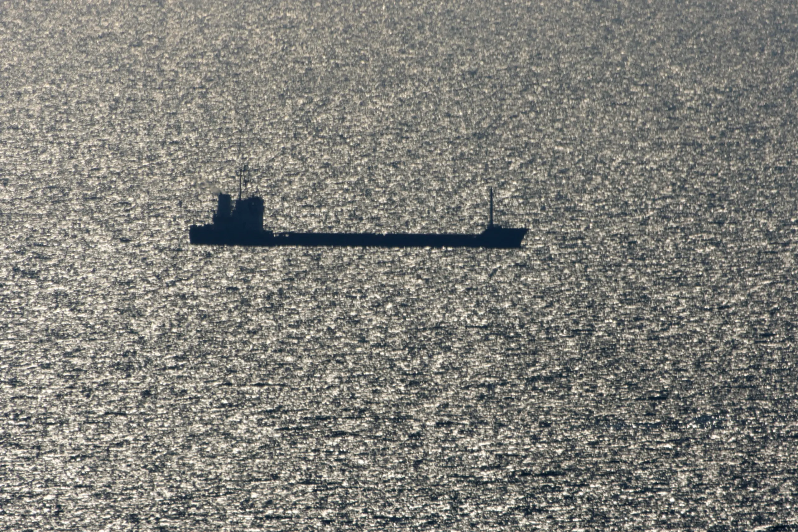 Ein Schiff mit Getreide für Afrika im Schwarzen Meer