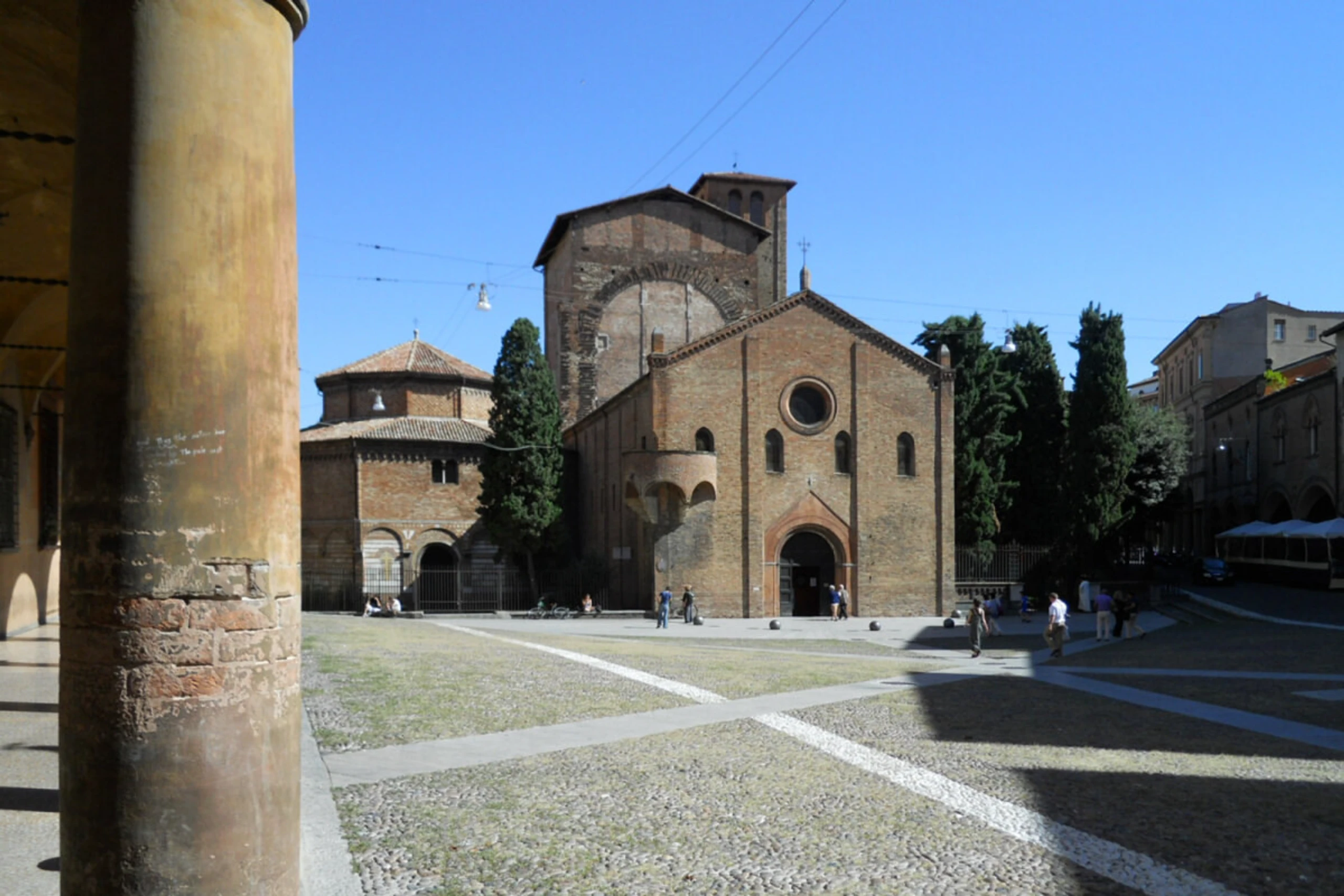 Pilger können in Italien an vielen Klöstern und Kirchen vorbeikommen
