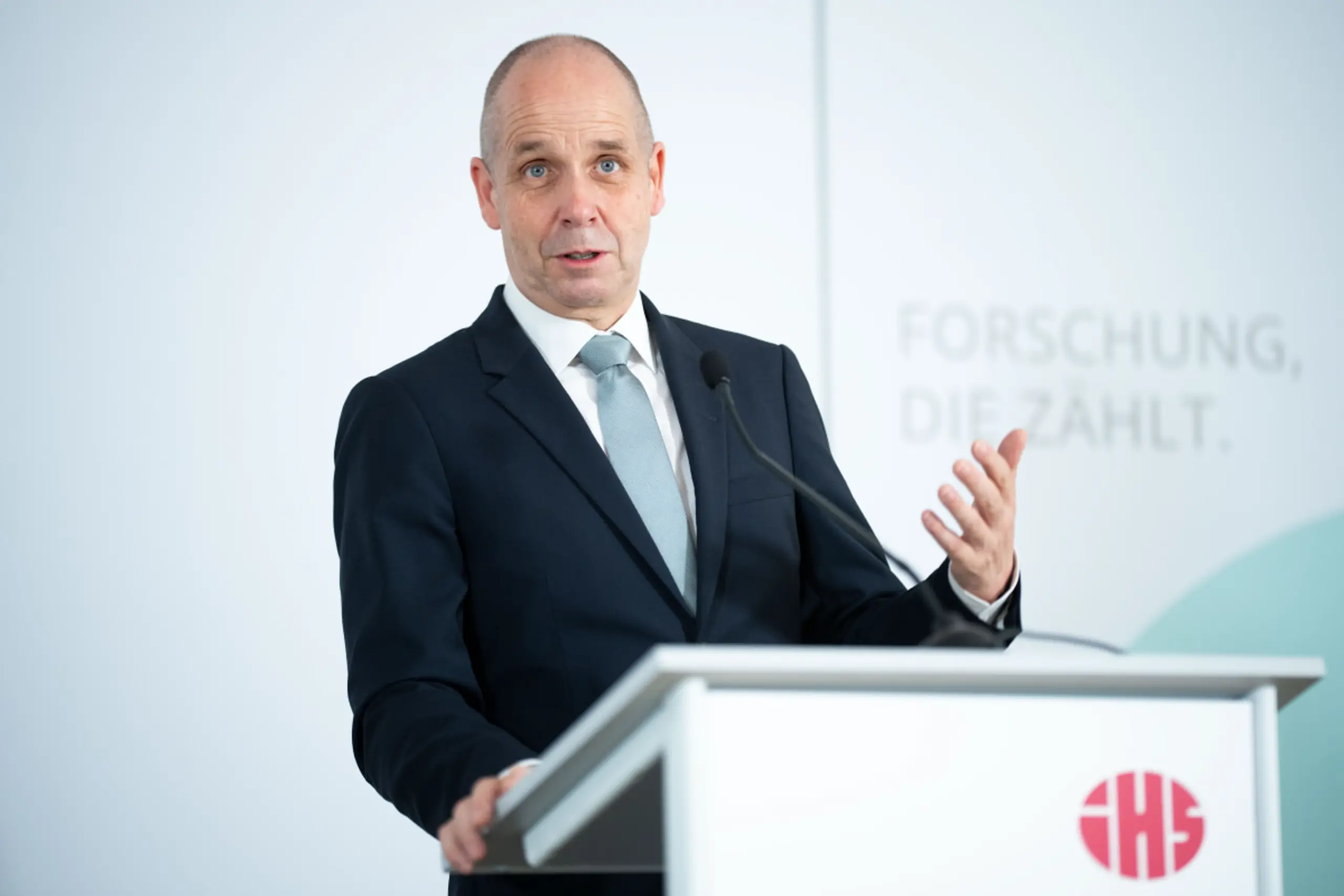 IHS-Chef Holger Bonin bei der Pressekonferenz am Donnerstag in Wien